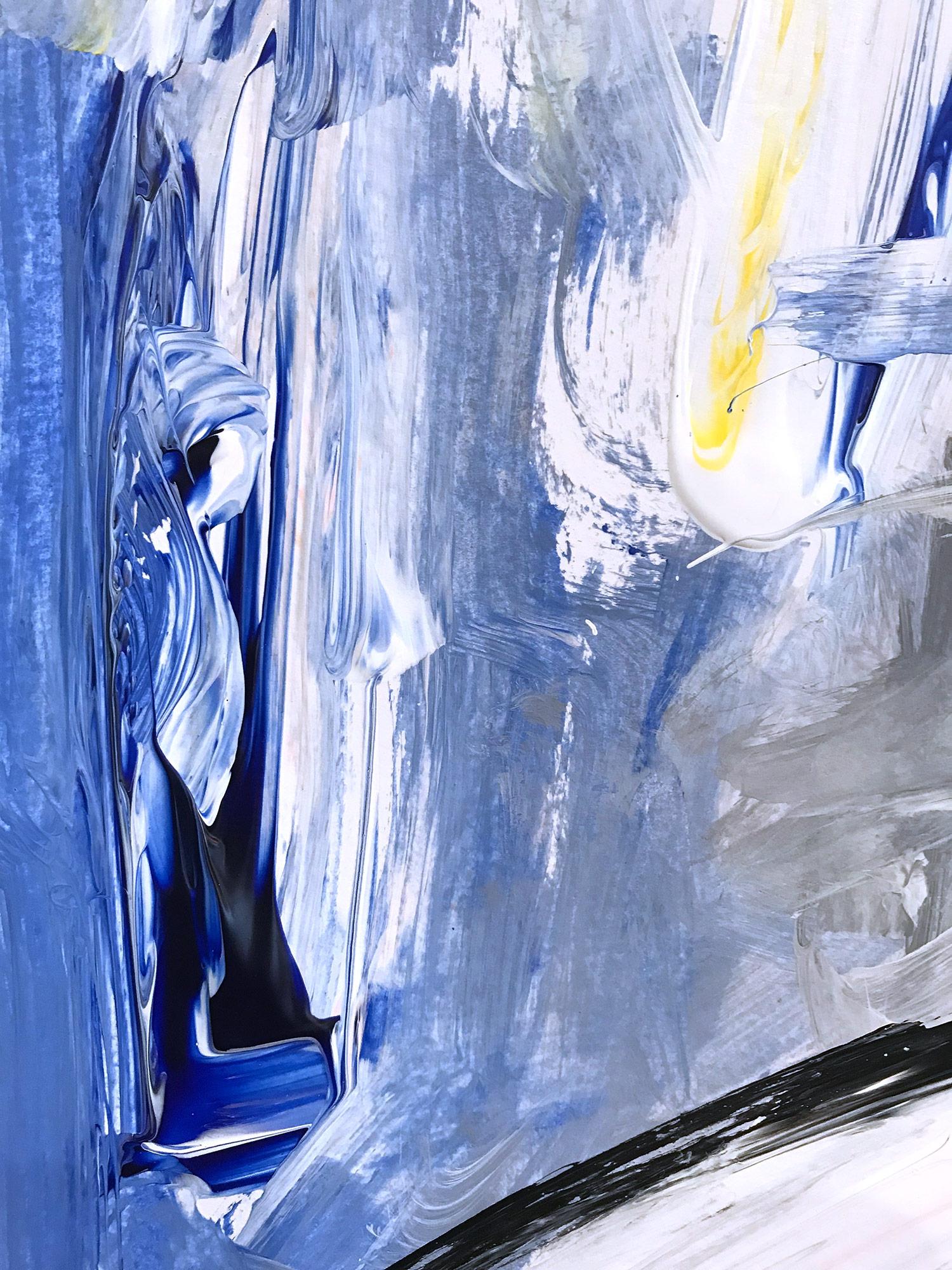 Una rappresentazione astratta, stravagante e audace di una donna in piedi con grazia in un abito bianco su uno sfondo blu e grigio scuro con dettagli delicati. Questo pezzo cattura l'essenza della moda a coppie. Realizzato in uno stile molto moderno