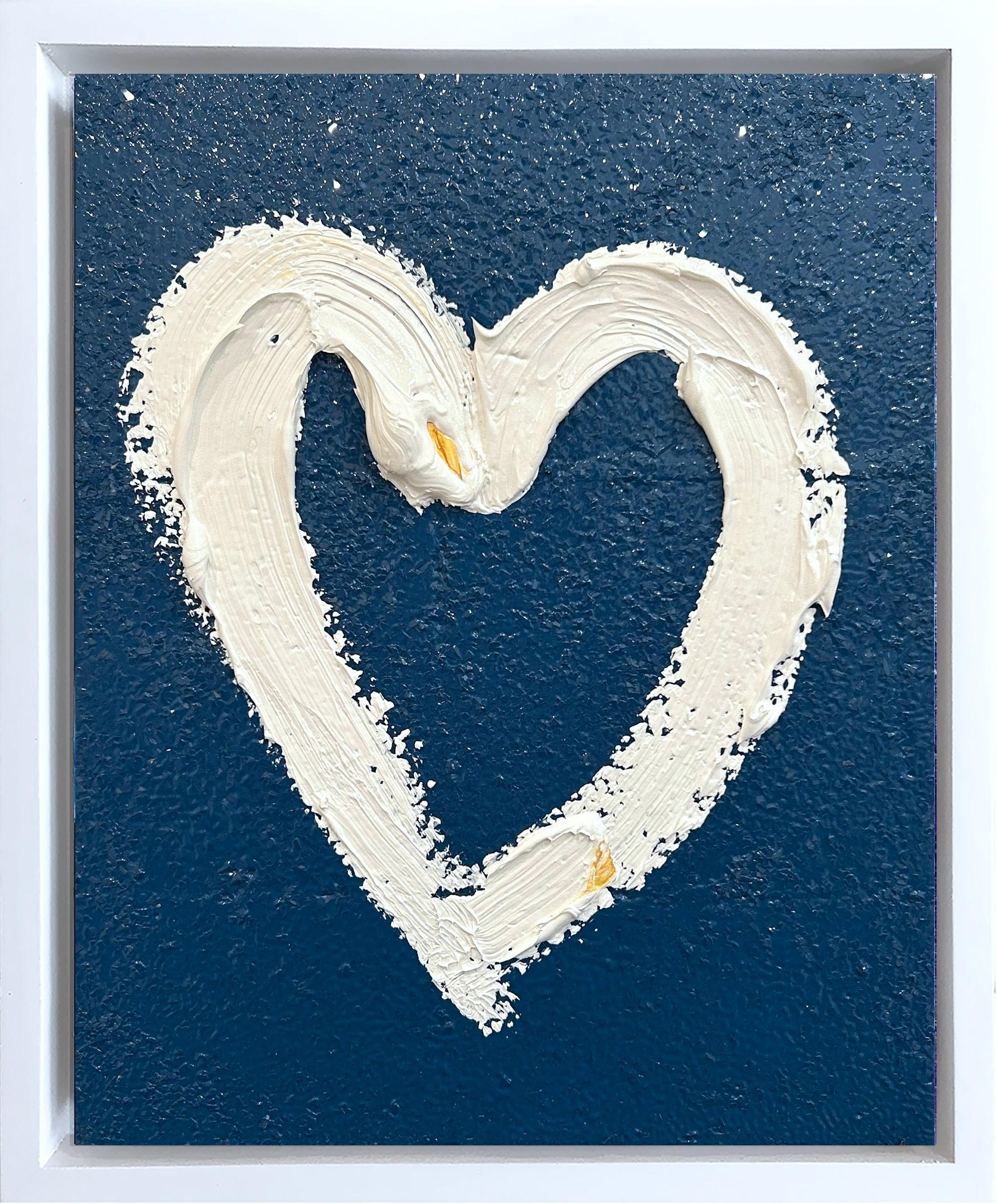 „My Junior Mint Heart“ – Ölgemälde in Weiß und Ägäisblau mit weißem Floater-Rahmen