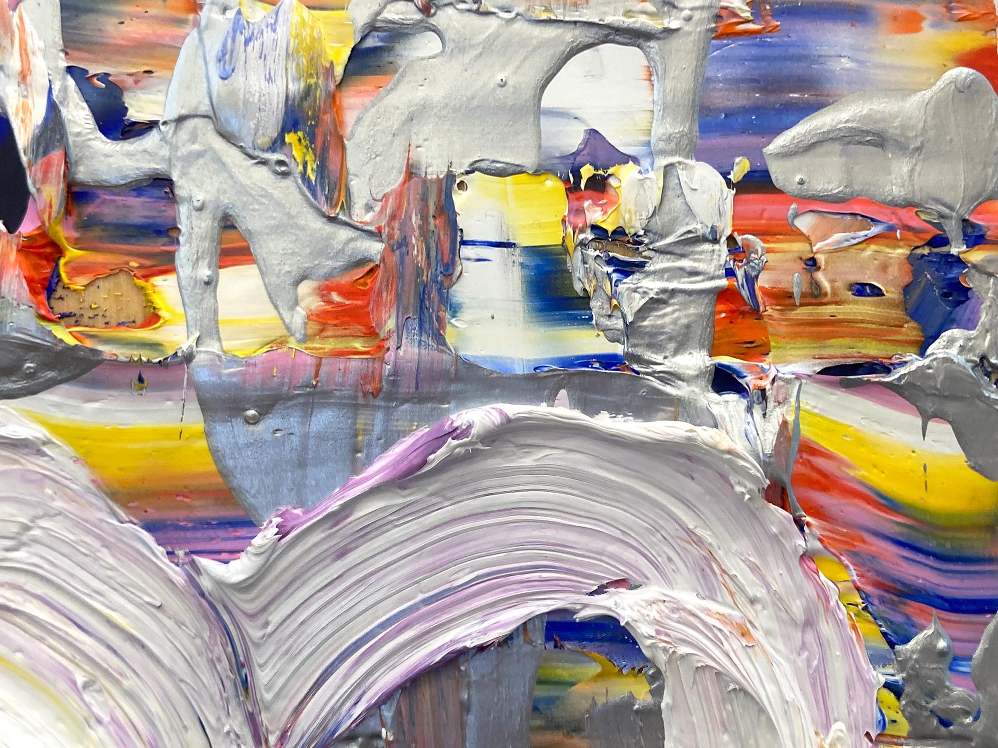 „My Rainbow Drop Heart“ Buntes Ölgemälde mit silbernem Ölgemälde und weißem Floater-Rahmen (Beige), Figurative Painting, von Cindy Shaoul