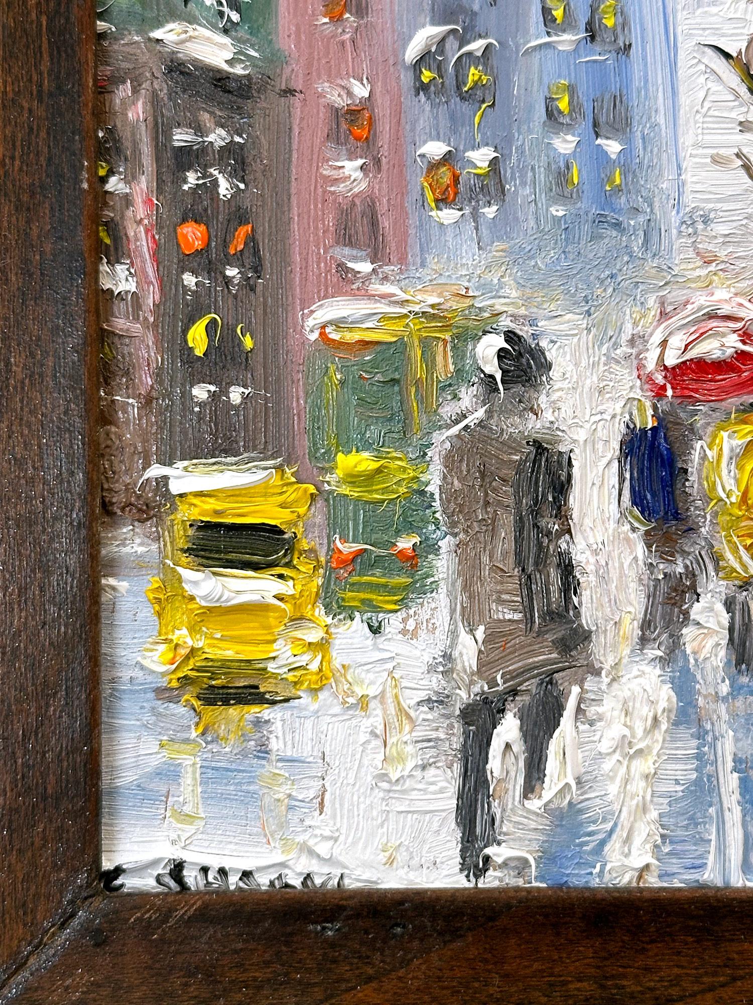 Une charmante représentation de la neige dans le Downtown New York City avec des personnages qui marchent et des taxis au loin. Une scène de rue impressionniste et confortable avec des couleurs de cobalts, de rose clair, de blancs et de terre de
