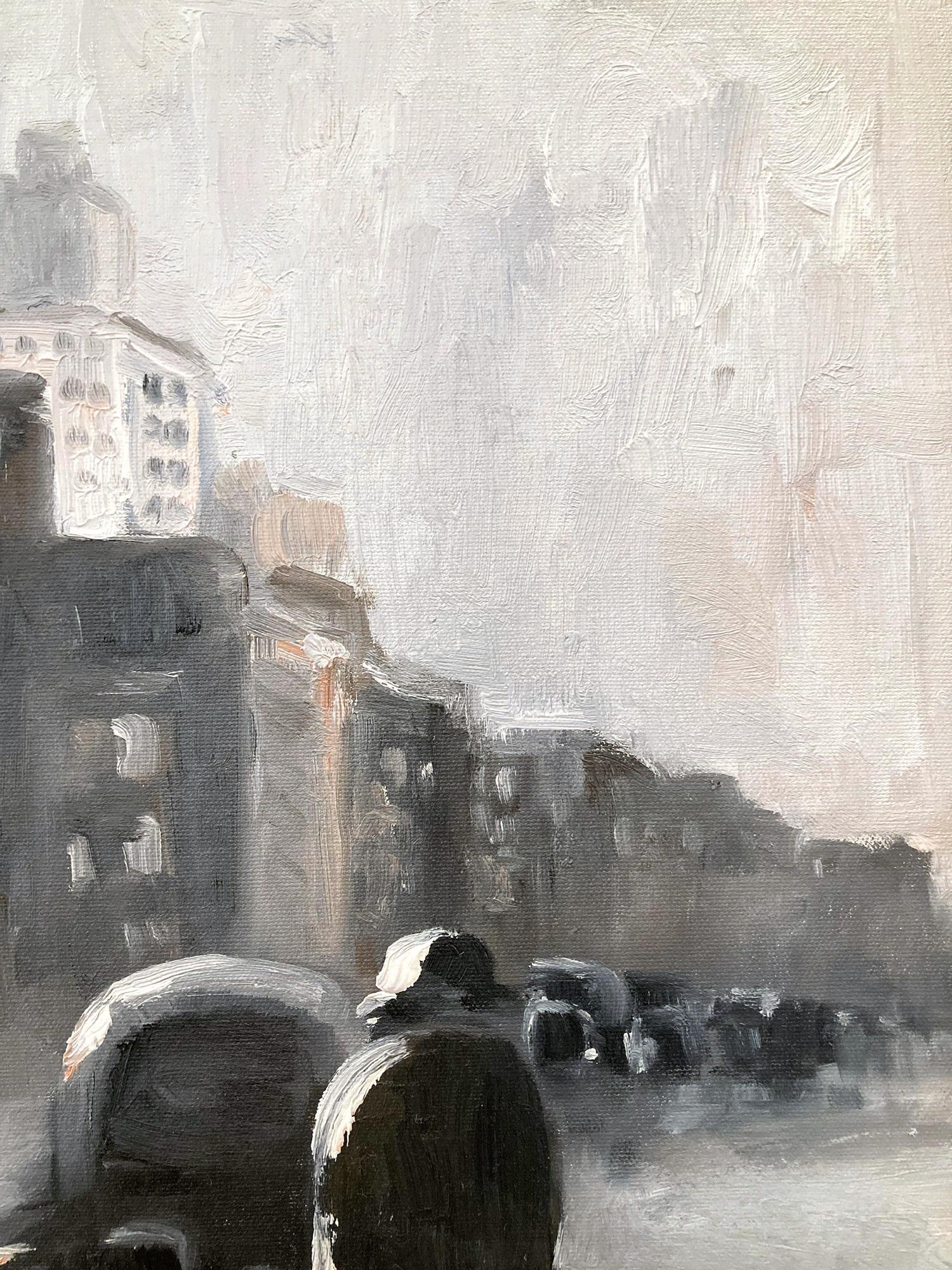 Questo dipinto raffigura una scena impressionistica di New York City sotto la neve, con una figura che cammina lungo un lungo marciapiede con ampie zone d'ombra. Seguendo i grandi artisti della scuola Ashcan del XX secolo, questo dipinto si