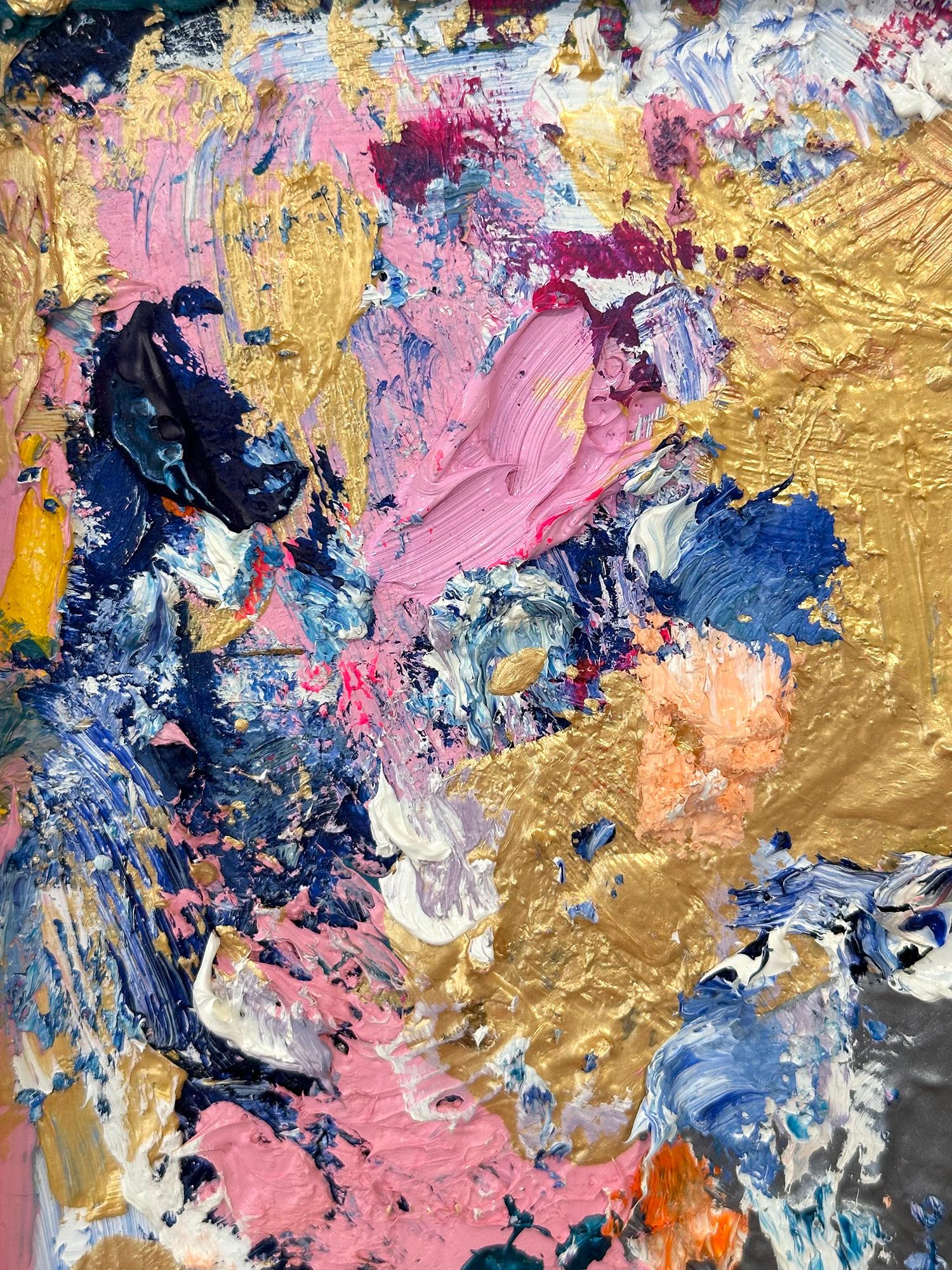Avec des couches d'huiles brillantes et des coups de pinceau fougueux, la peinture est capable de briller et de scintiller dans un motif très unique. L'artiste utilise des coulures d'or ou d'argent, des techniques mixtes et des morceaux de verre