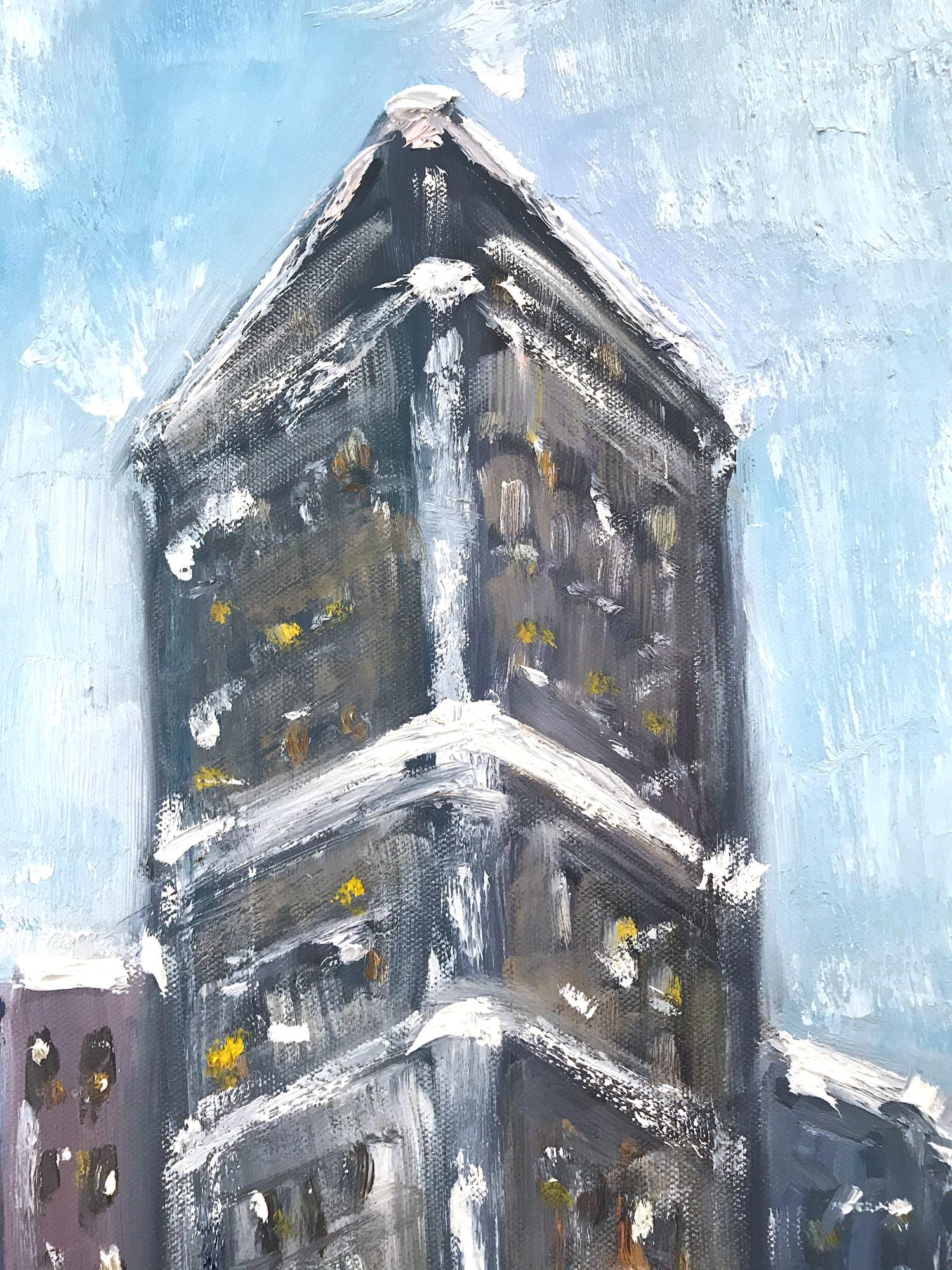Une charmante représentation de l'immeuble Flatiron à New York avec des personnages dans la neige. Une scène de rue impressionniste et chaleureuse avec des couleurs cobalt, blanc et terre de sienne brûlée. Une scène de rue emblématique avec un