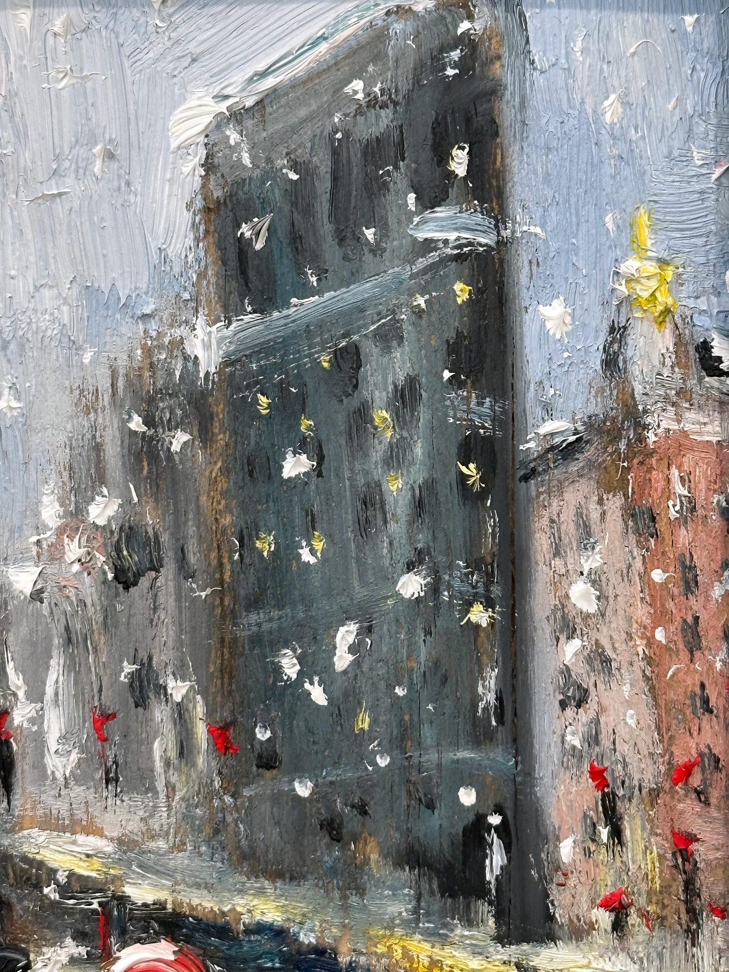 Dieses Gemälde zeigt eine impressionistische Szene einer Figur mit einem Regenschirm in den verschneiten Straßen von New York bei den Flatiron-Gebäuden an der 5th Avenue. Die dicken Pinselstriche und lustigen Zeichen schaffen eine Atmosphäre, die an