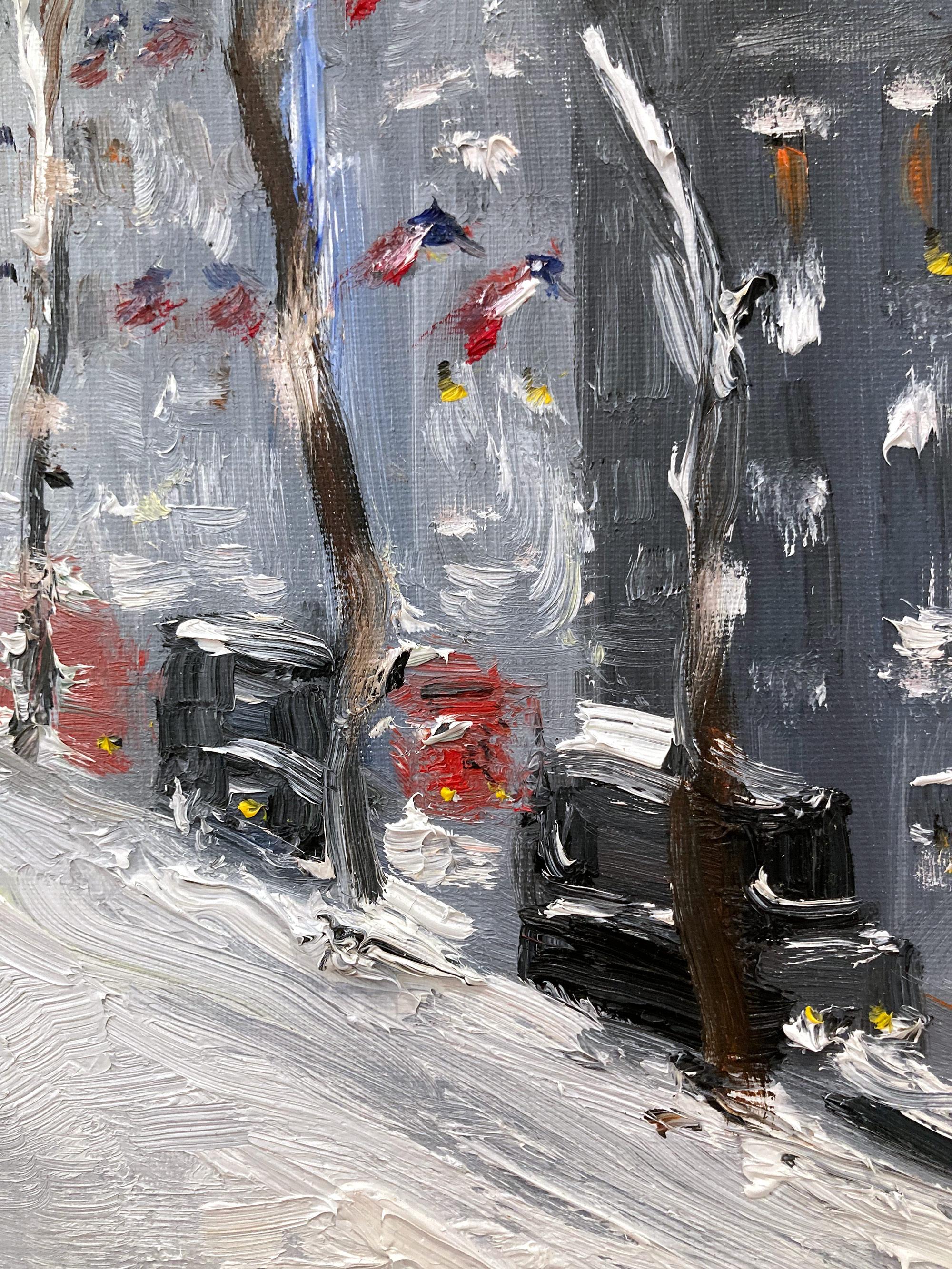 Une charmante représentation du Flatiron building à New York avec des personnages dans la neige et un petit terrier en forme de tasse de thé. Une scène de rue impressionniste et chaleureuse avec des couleurs cobalt, blanc et terre de sienne brûlée.