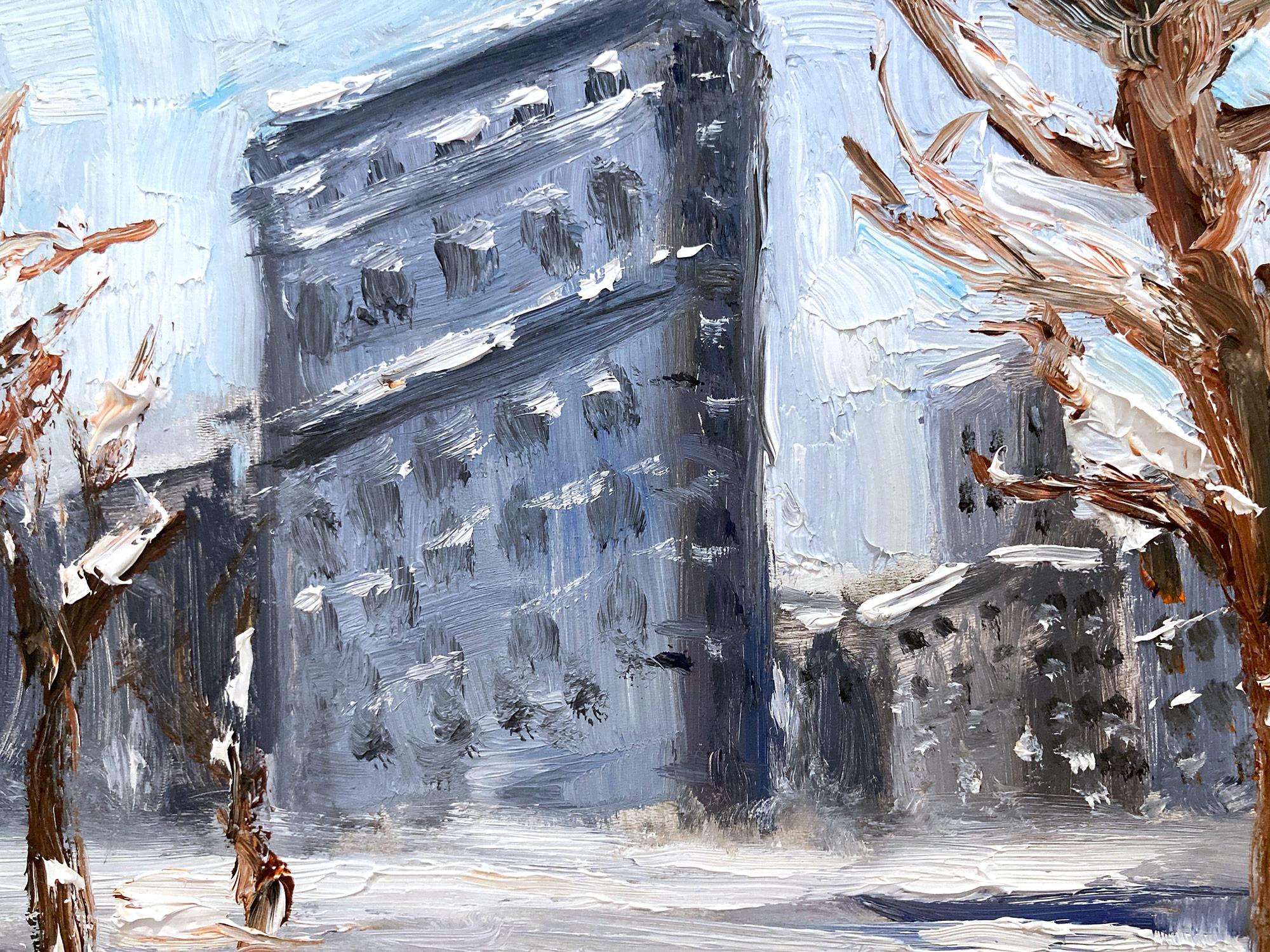 Une charmante représentation du Flatiron à New York avec des personnages dans la neige le long d'un sentier. Une scène de rue impressionniste et confortable avec des couleurs de cobalt, de blanc et de terre de Sienne brûlée. Une scène de rue