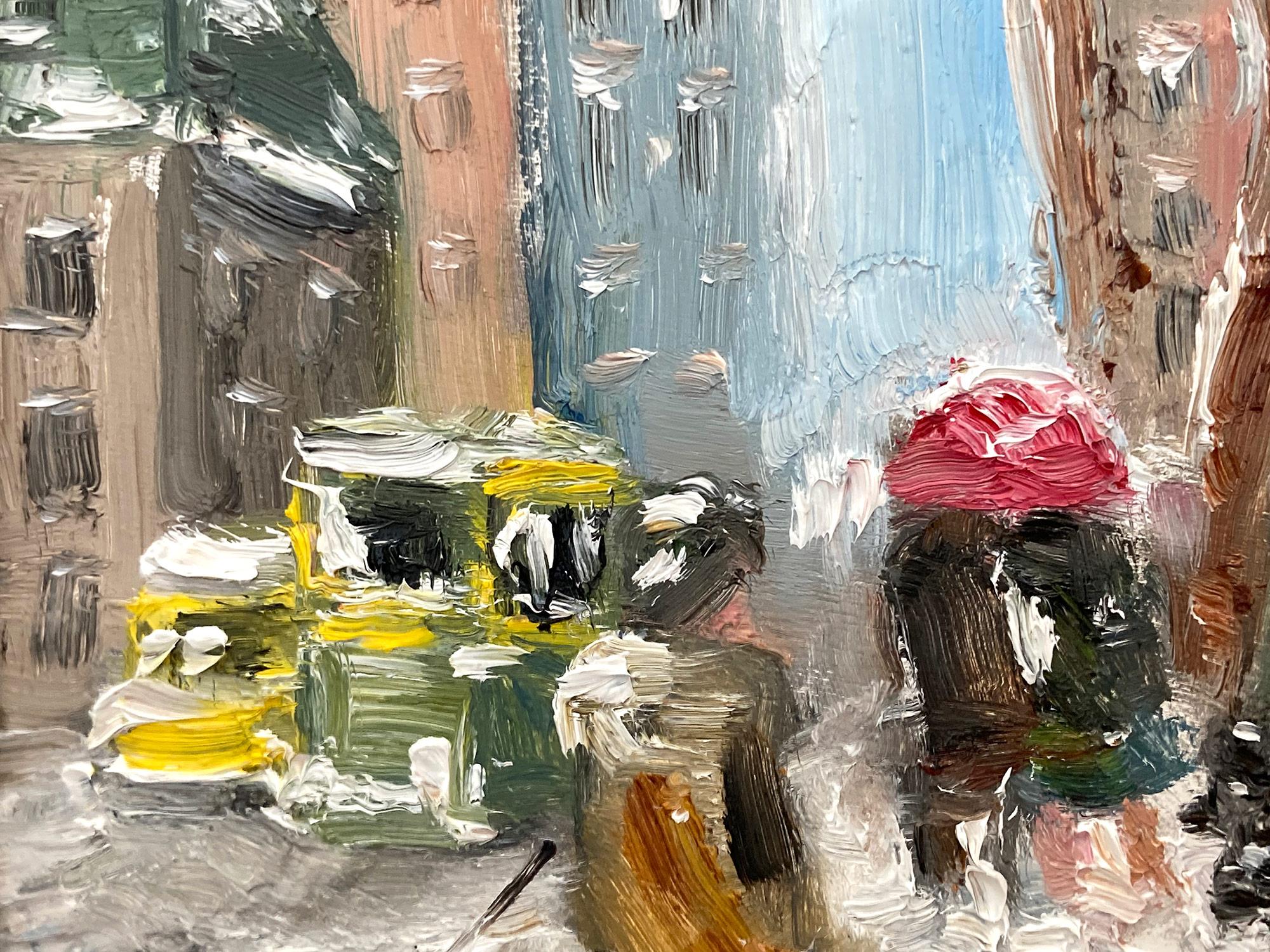 Un'incantevole rappresentazione della neve a New York con figure che camminano e taxi in lontananza. Un'accogliente scena di strada impressionistica con colori di cobalto, rosa chiaro, bianco e terra di Siena bruciata. Un'iconica scena di strada con