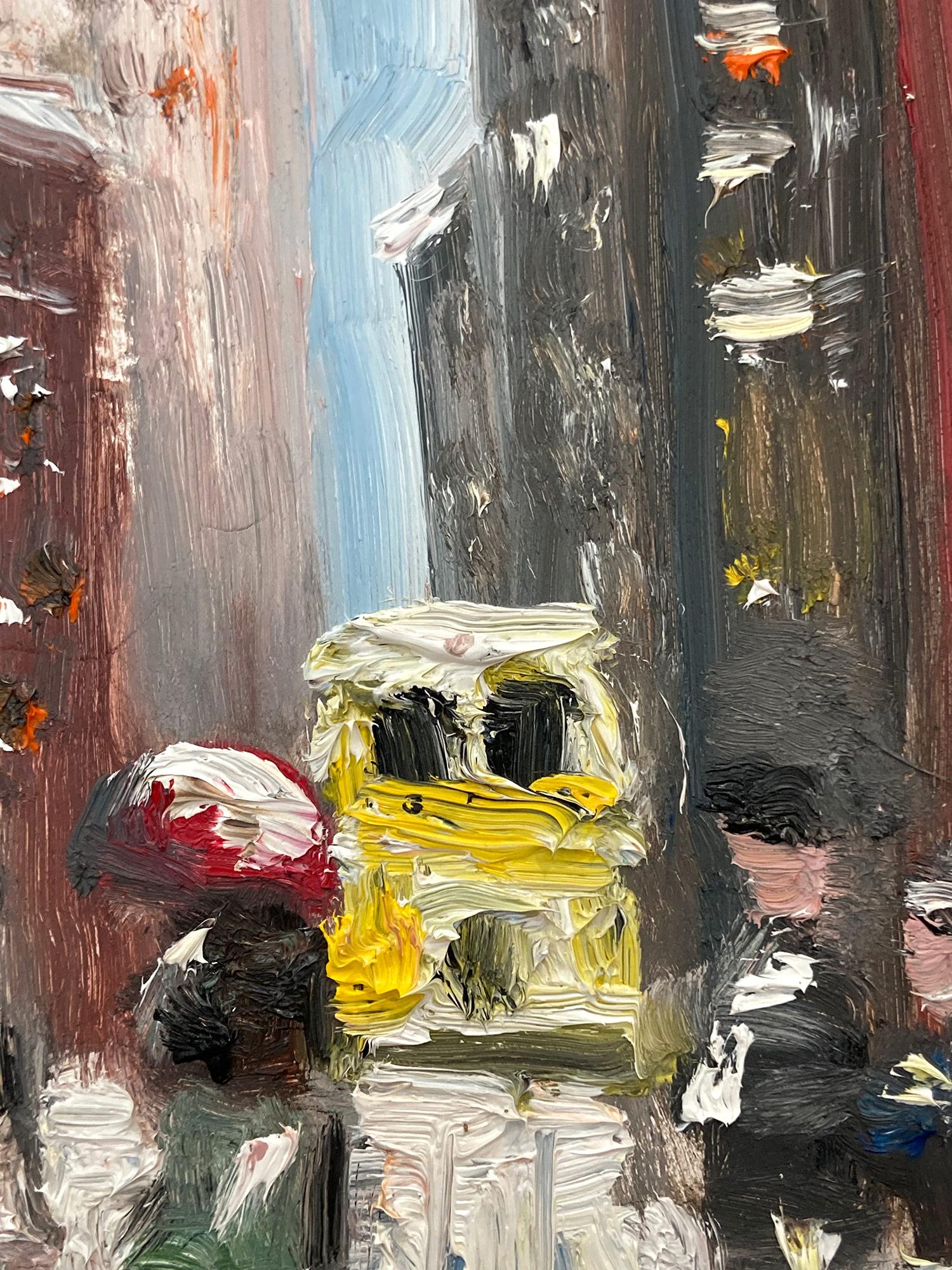 Un'incantevole rappresentazione della neve sulla 5th Avenue di New York con figure che camminano e taxi in lontananza. Un'accogliente scena di strada impressionistica con colori di cobalto, rosa chiaro, bianco e terra di Siena bruciata. Un'iconica