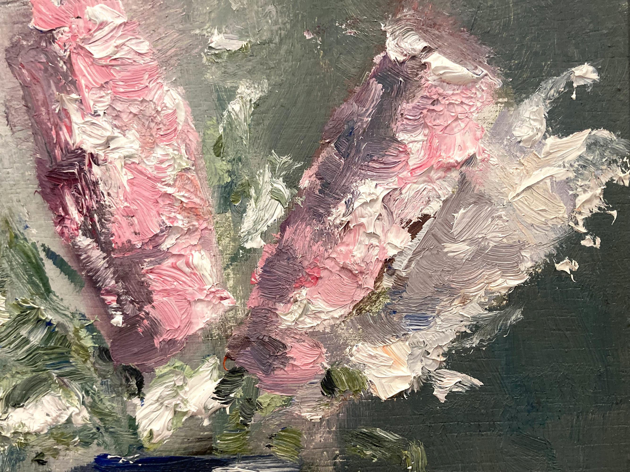 Das Gemälde stellt eine impressionistische Szene mit leuchtenden Blumen in einer weiß-blauen Vase dar. Das Werk erinnert an Claude Monet, mit ähnlich eingefangenen Eindrücken, die an Zeiten des frühen 20. Jahrhunderts erinnern, ähnlich wie sein