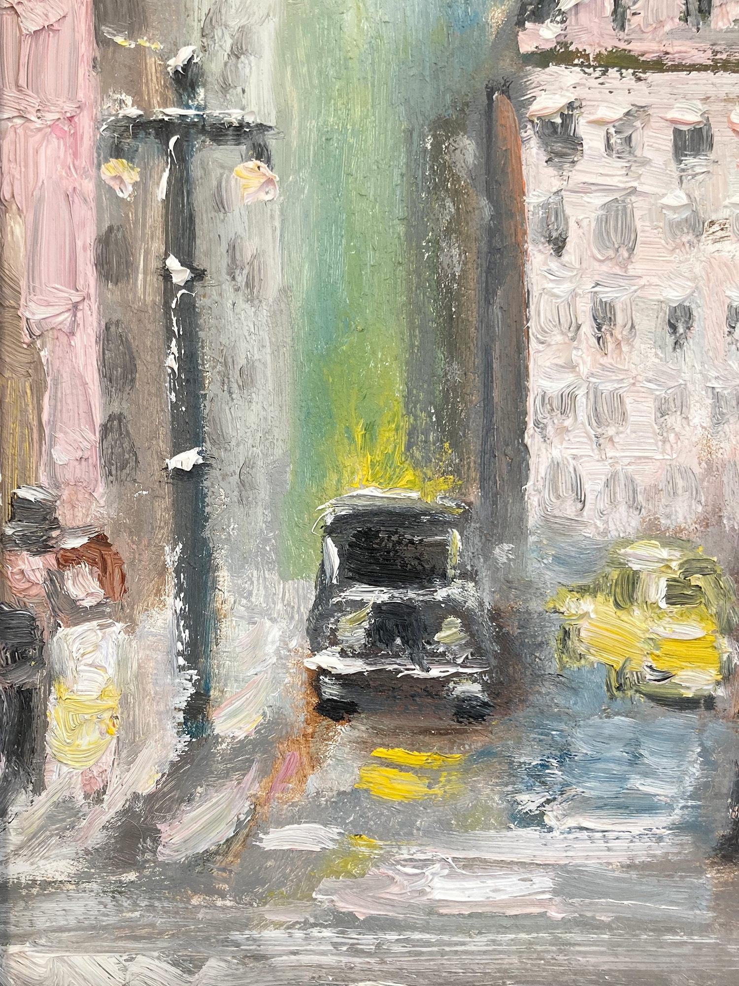 Eine charmante Darstellung des Plaza Hotels in New York City mit Figuren, die die Straße entlanggehen, mit einer Pferdekutschen-Szene in der Ferne. Eine gemütliche impressionistische Straßenszene mit Farben aus Kobalt, Weiß und gebranntem Siena.