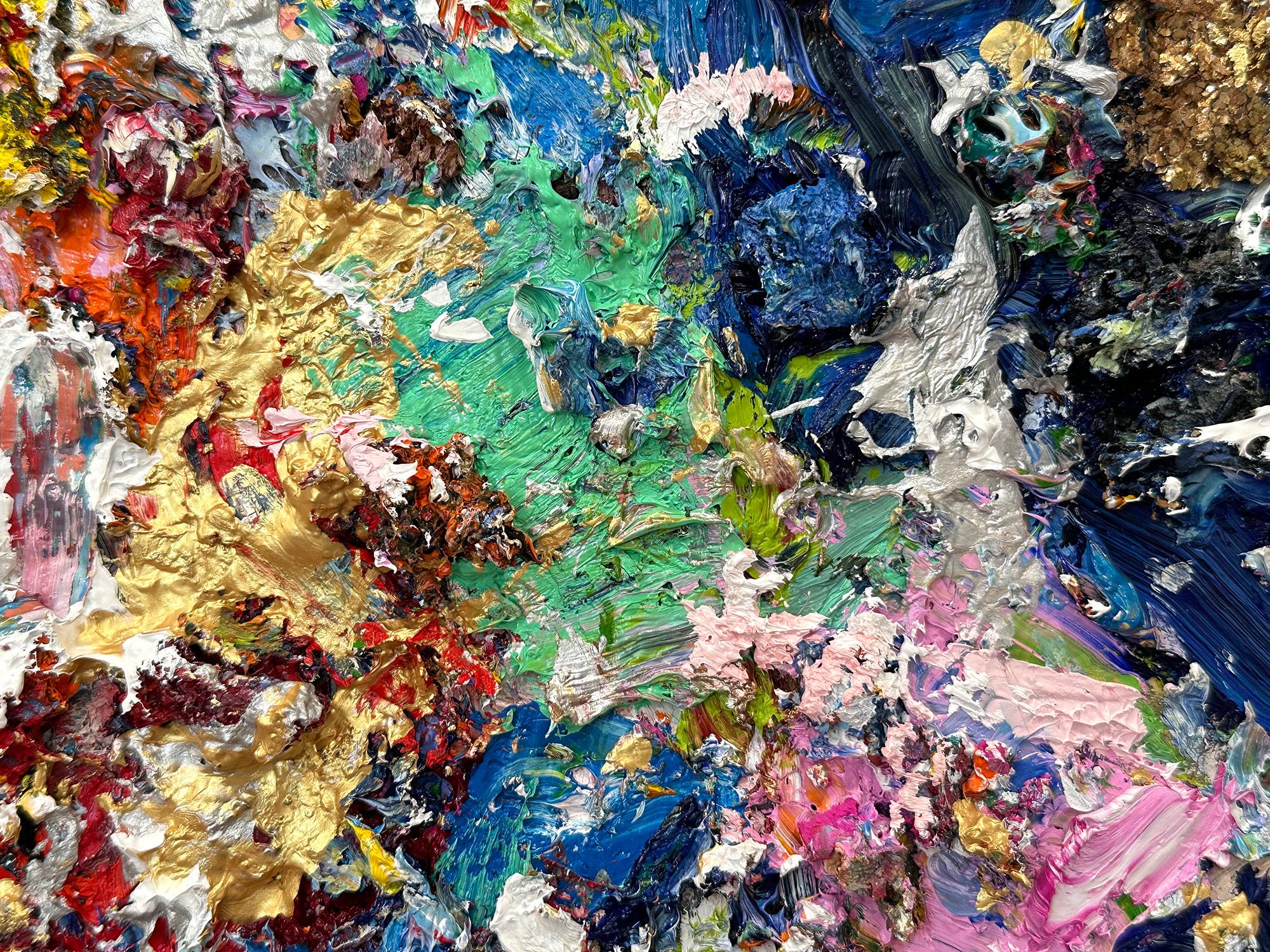 Con strati di olii brillanti, pennellate e colori lanciati, Shaoul cattura una storia d'amore attraverso la sua tavolozza pittorica e l'espressione astratta. L'artista esplora qualcosa di nuovo utilizzando il suo pallet come sfondo, per poi