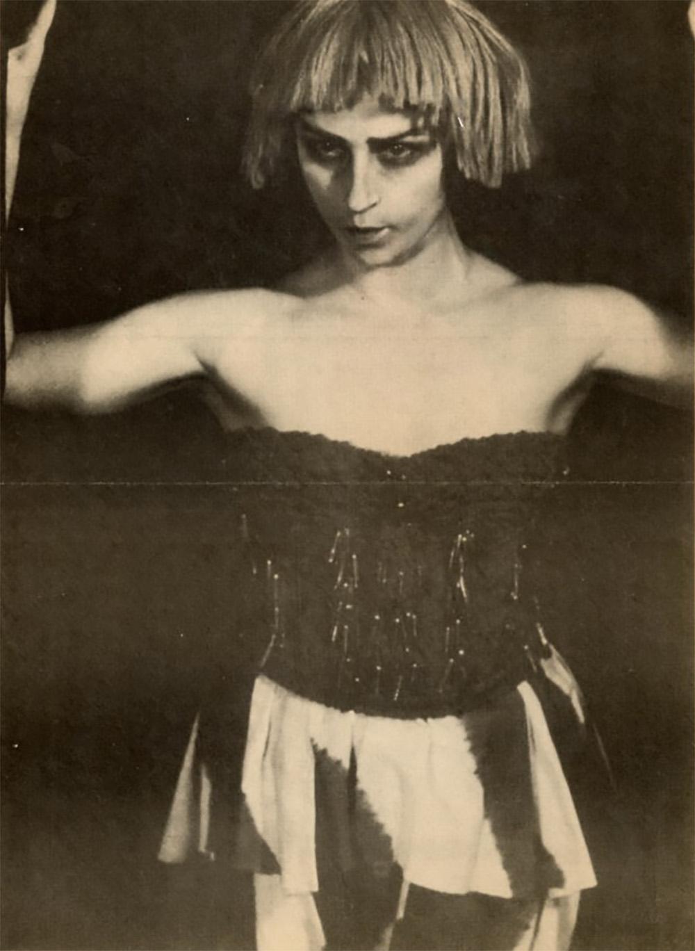 Cindy Sherman Issey Miyake 1983:
Eine seltene Werbekampagne für Mode aus den 1980er Jahren, die von Cindy Sherman in Zusammenarbeit mit dem berühmten japanischen Modedesigner Issey Miyake fotografiert wurde. Gut geeignet für die