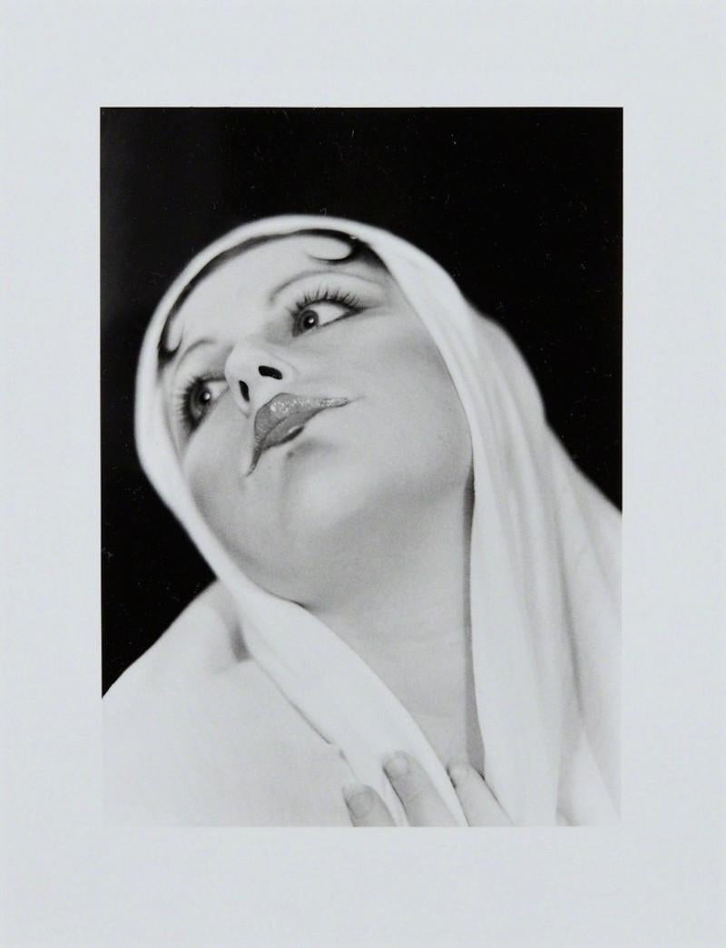 Das ikonische und bemerkenswert schöne Schwarz-Weiß-Bild von Cindy Sherman wurde 1997 von einem Negativ gedruckt, das die Künstlerin 1975 aufgenommen hatte.  Dieser Silbergelatineabzug auf Fotopapier ist handsigniert und datiert, stammt aus der