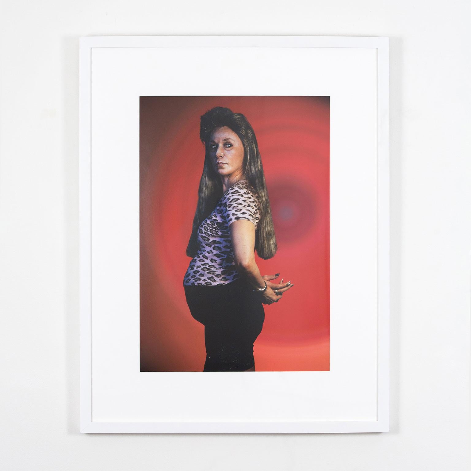 Ohne Titel ( Babyfrau), signiert, Farb-Coupler-Druck in limitierter Auflage – Photograph von Cindy Sherman