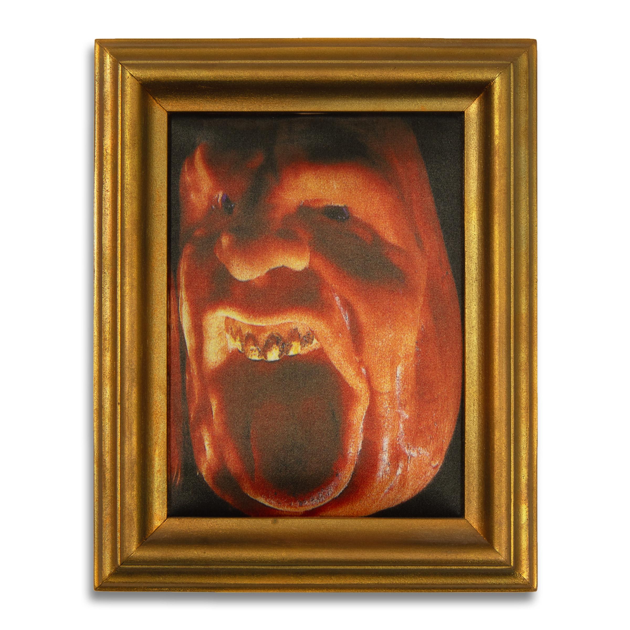 Cindy Sherman (americana, nata nel 1954)
Senza titolo (Parkett 29), 1991
Supporto: Seta stampata padellata in una cornice di legno dorato (come da edizione)
Dimensioni: 21 × 17 x 2,5 cm (8⅜ × 6¾ in)
Edizione di 100 + XX: firmato e numerato a
