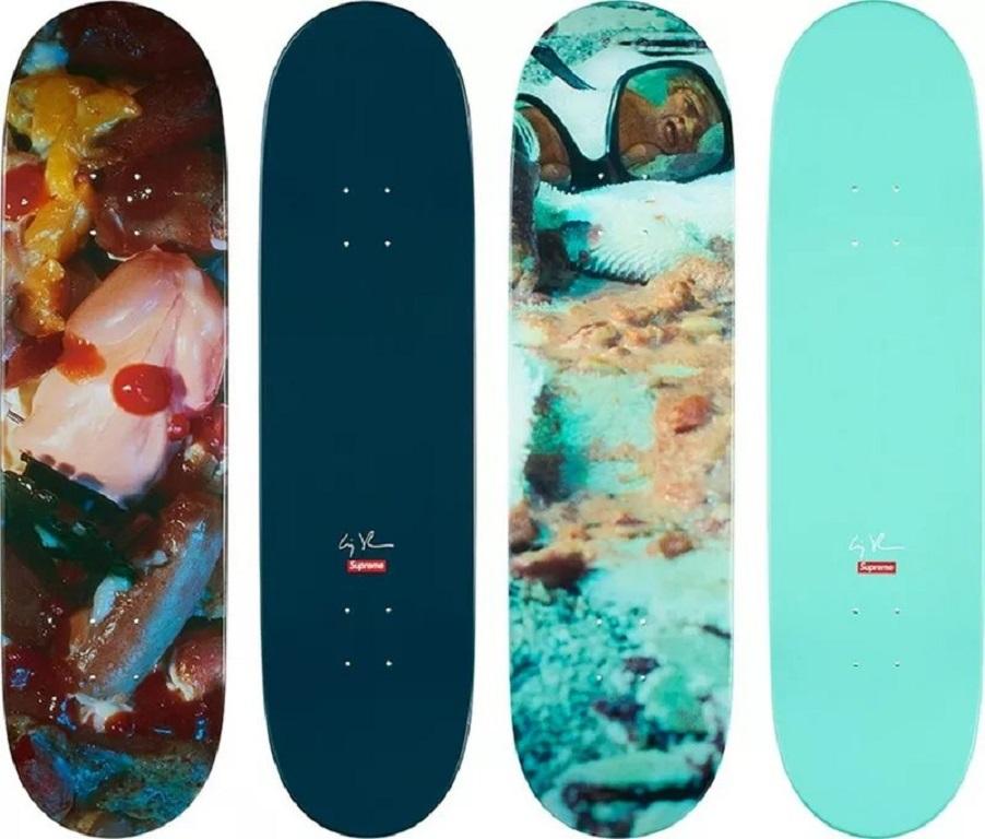 Supreme × Cindy Sherman - Grotesque Series Skate Deck Set (2017)

In una collaborazione sorprendente, Supreme ha stampato due delle viscerali immagini della Grotesque Series di Cindy Sherman su tavole da skateboard in acero di alta qualità, creando