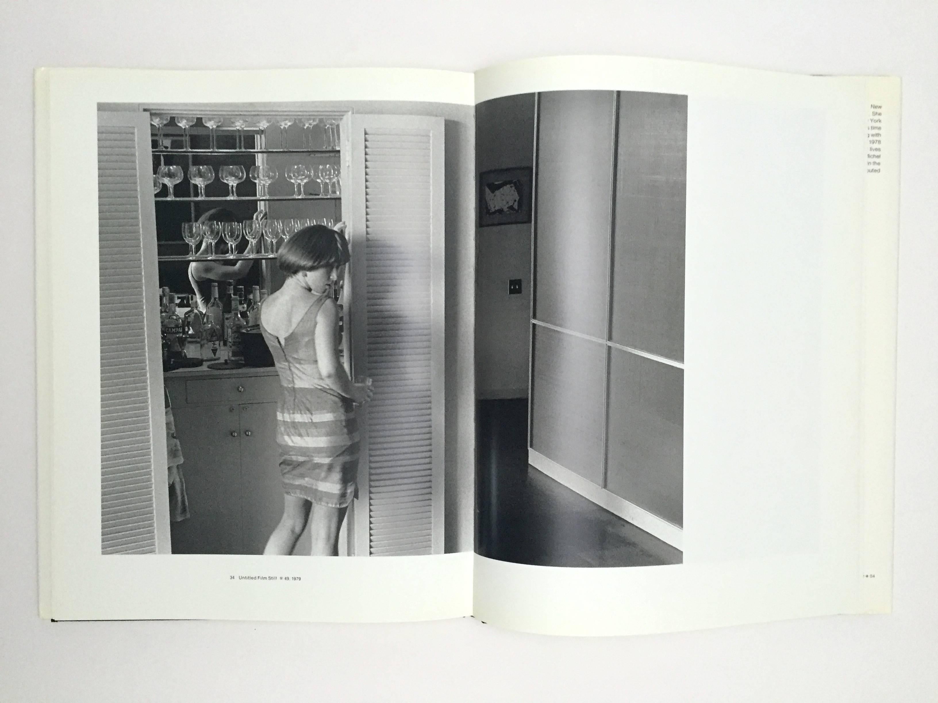 Filmstills ohne Titel – Cindy Sherman – 1. Auflage, Johnathan-Umhang, 1990 (Moderne)