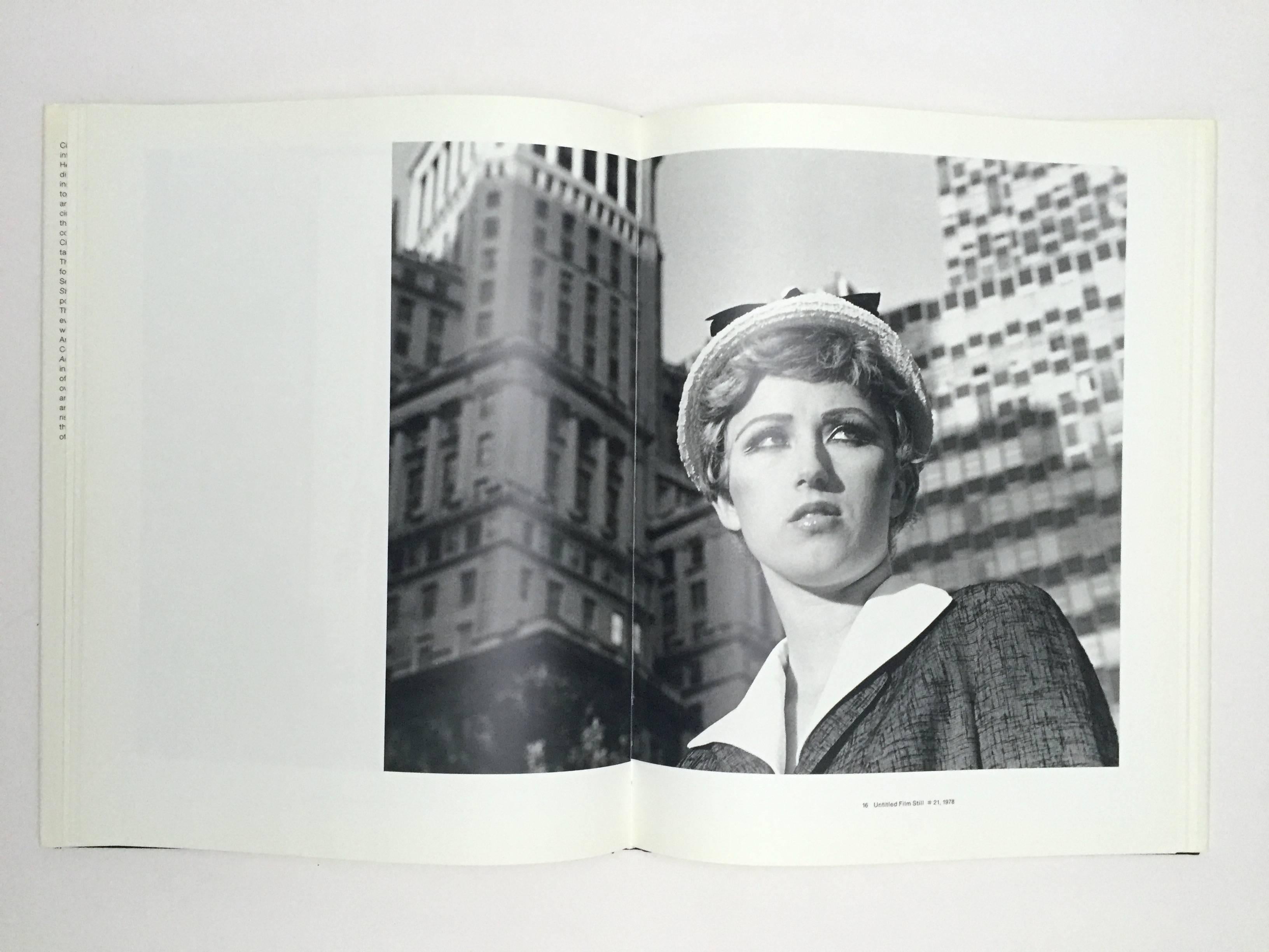 Filmstills ohne Titel – Cindy Sherman – 1. Auflage, Johnathan-Umhang, 1990 (Britisch)