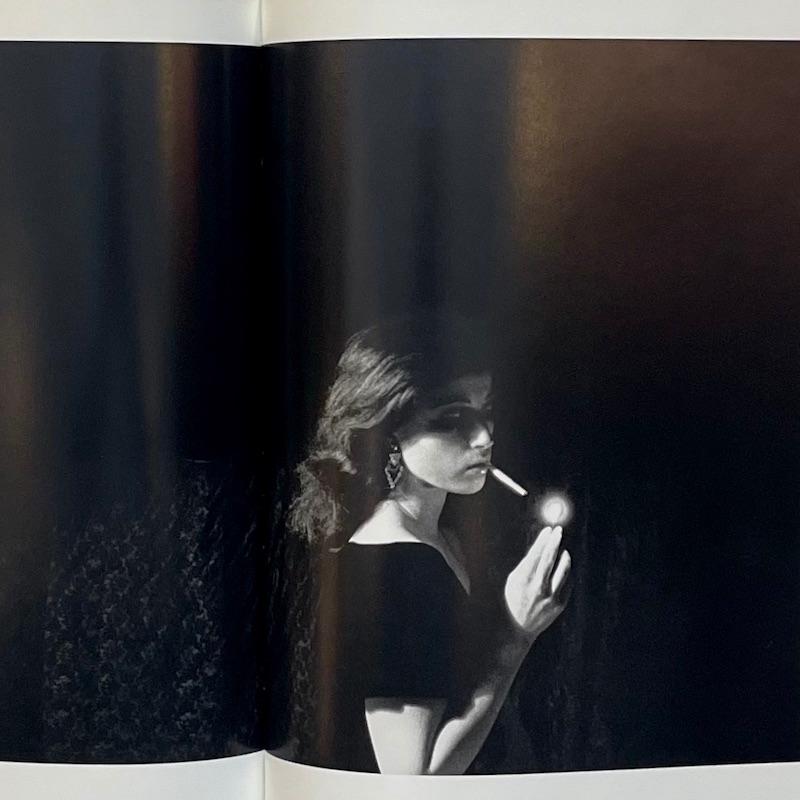 Papier Stills sans titre du film - Cindy Sherman - 1ère édition, cape Johnathan, 1990