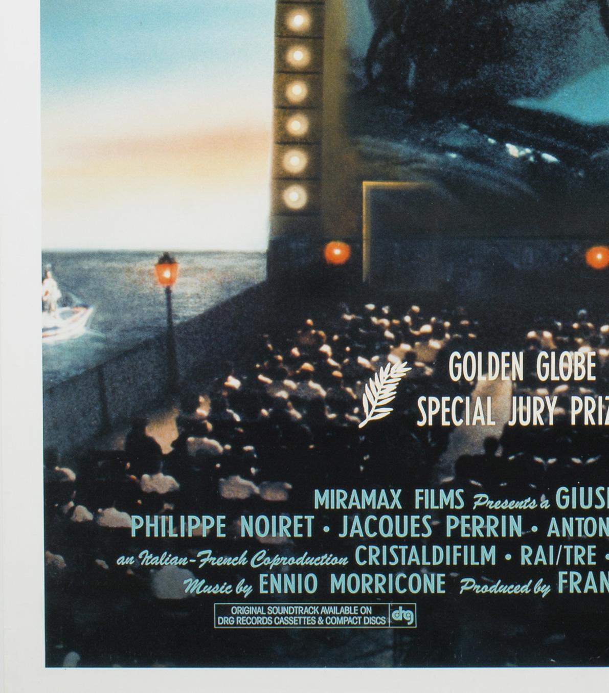 Das umwerfende US-Plakat für Tornatores modernen Klassiker Cinema Paradiso.

Die tatsächliche Postergröße beträgt 26 5/8 x 40 Zoll. Gerollt. Fast neuwertig/neuwertig.