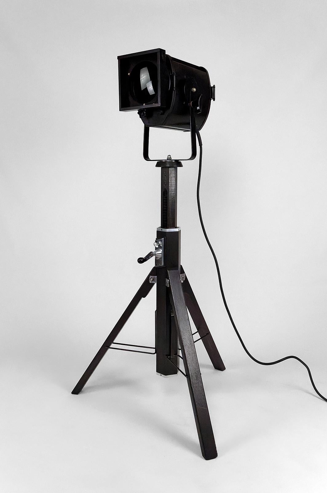 Superb cinema projector and tripod.

Spotlight with wooden transport box.
Height adjustable foot.

In very good condition, restored.

Box dimensions: 50 x 30 x 30 cm
Foot dimensions (folded): height 90 cm, diameter 30 cm

Total assembled