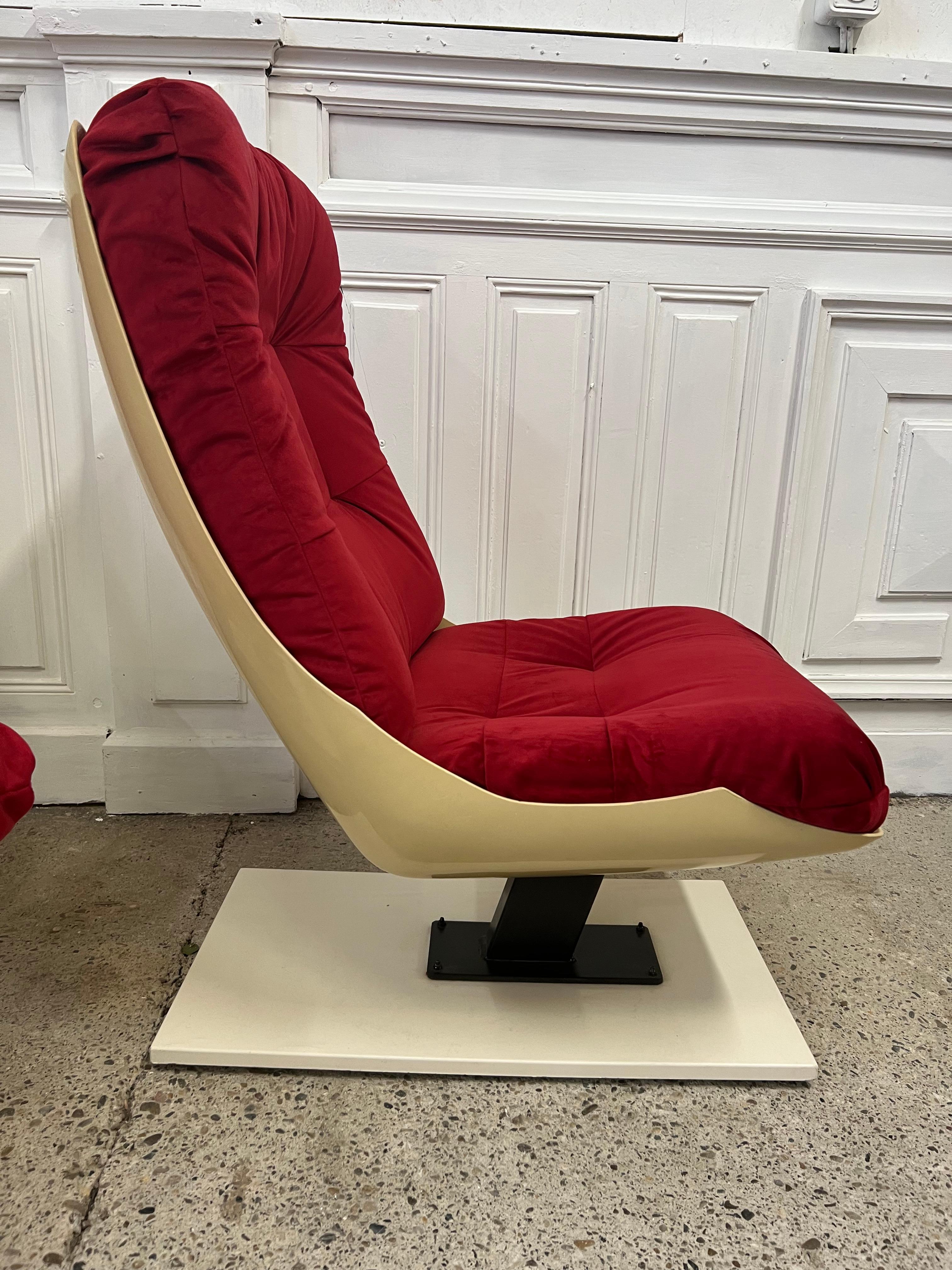 Pretty pair of cinema seats in polyester shell and red 