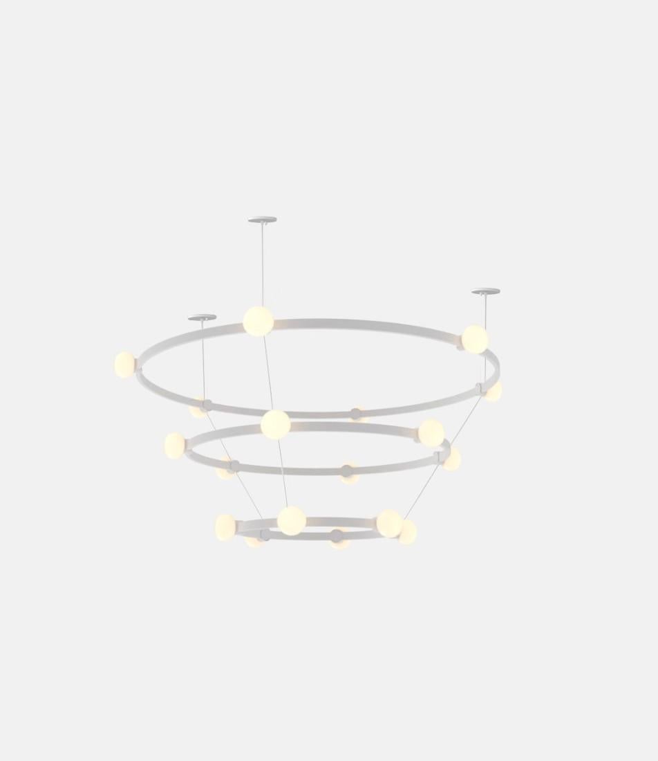 Cine Triple Tiers / Araña
Diseñado por RBW

La Lámpara de araña Cinema hace una audaz declaración con el mínimo esfuerzo, presentando un sencillo marco circular en un rico acabado metálico o con recubrimiento de polvo embellecido por el cálido