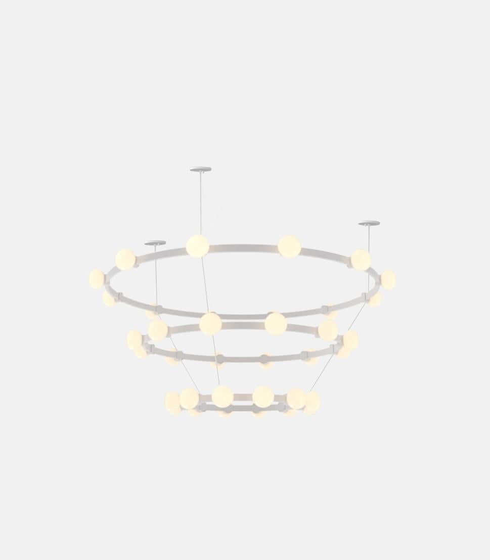 Cine Triple Tiers / Araña
Diseñado por RBW

La Lámpara de araña Cinema hace una audaz declaración con el mínimo esfuerzo, presentando un sencillo marco circular en un rico acabado metálico o con recubrimiento de polvo embellecido por el cálido