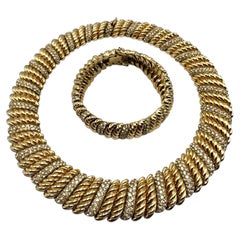 Ciner, 1980er–1990er Jahre: Halskette und Armband mit goldenem Kordelband und Strassakzenten