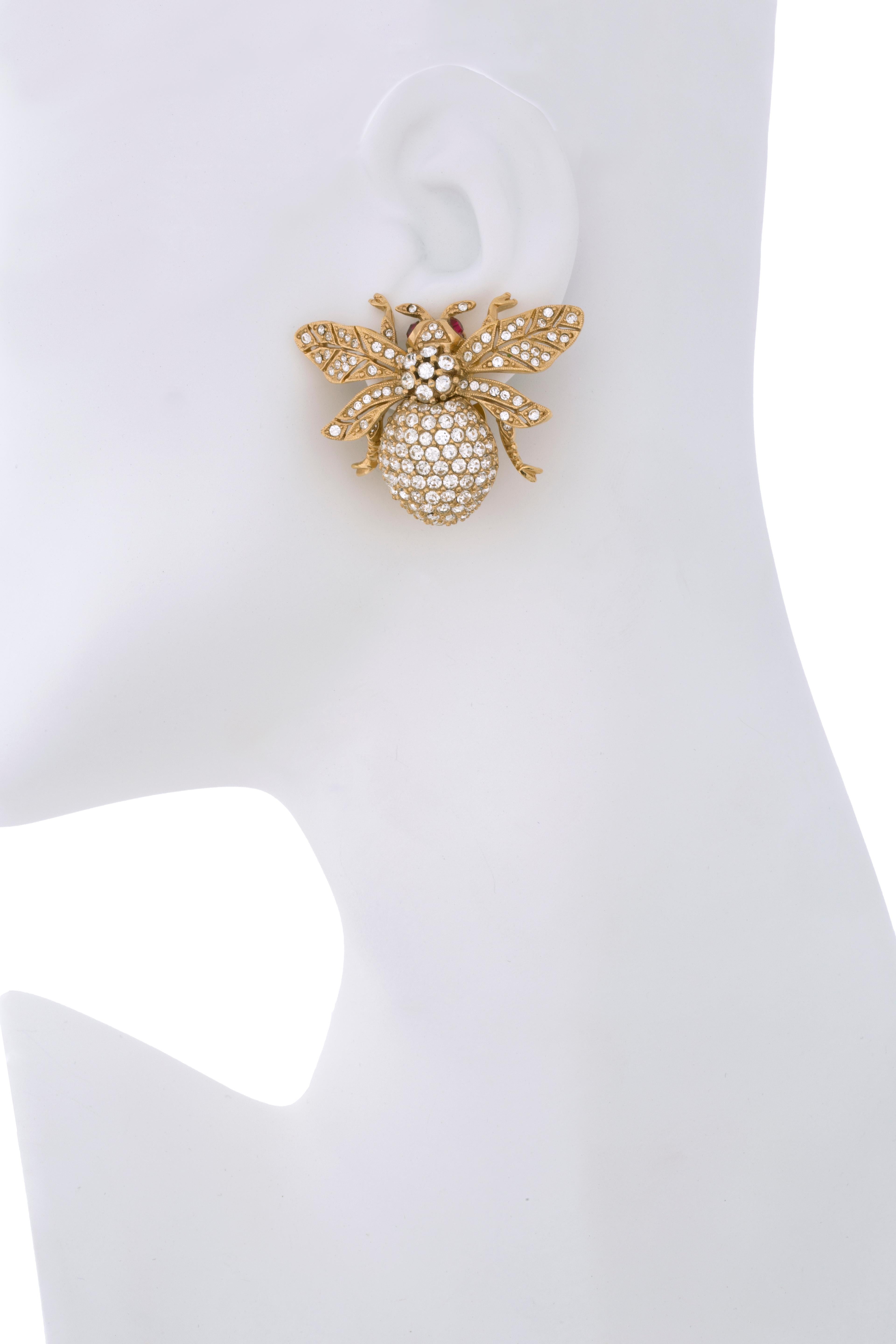 The Anniversary Bee was deigned to celebrate CINER's 100th year of business and is the only CINER piece that has the year 1892 engraved in it. A must have for every CINER admirer, these earrings are classically chic while maintaining a modern look