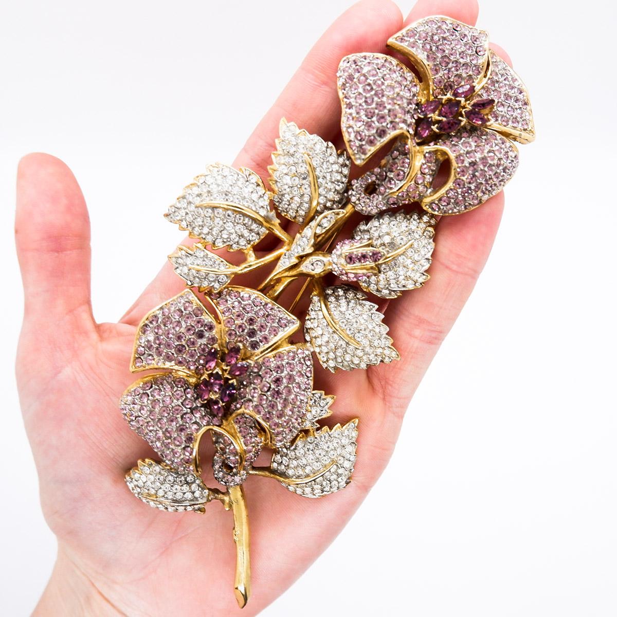 CINER - Épinglette de branche florale en cristal et violet Neuf - En vente à New York, NY