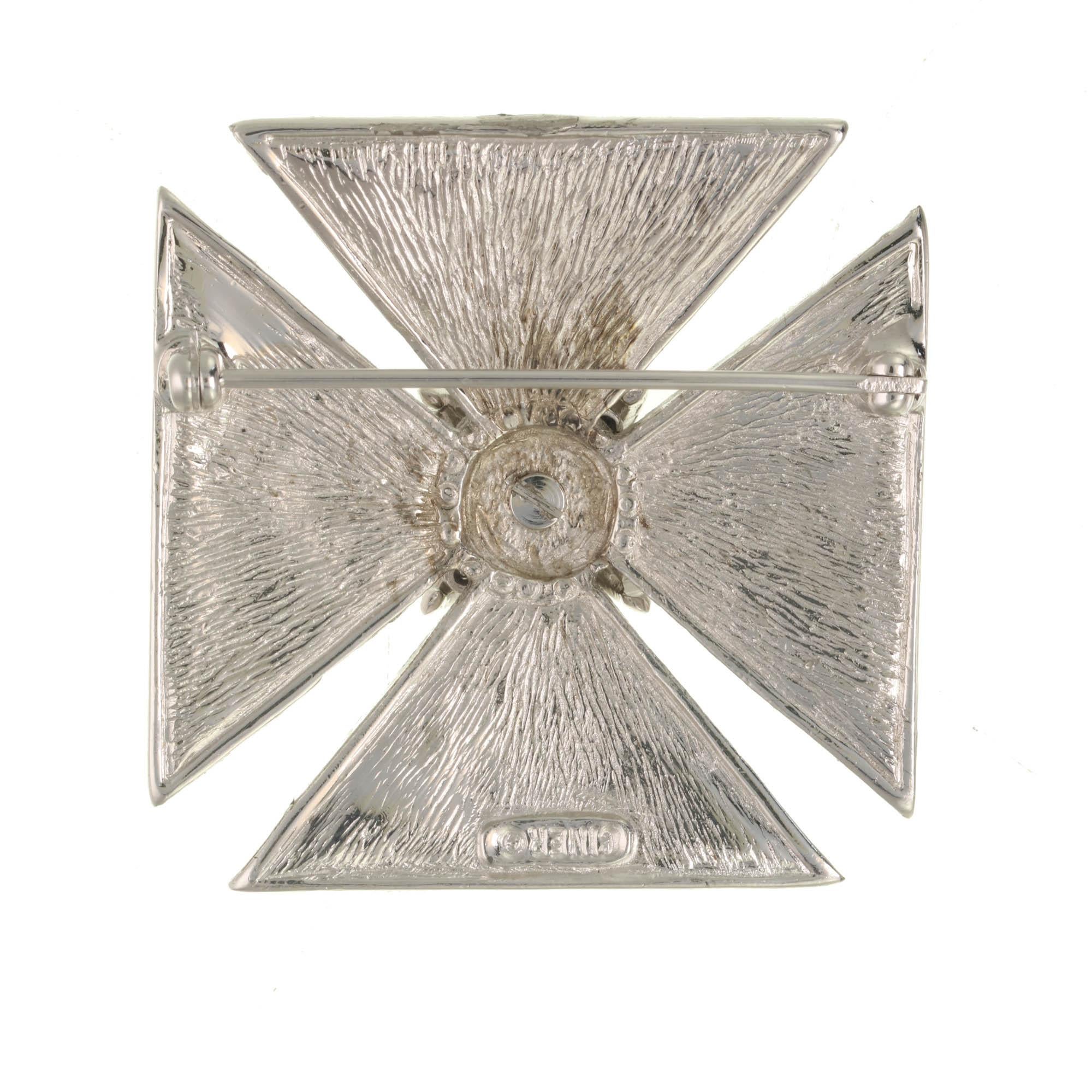 Cette croix de Malte incrustée de cristaux est l'accessoire parfait pour apporter une touche de glamour à votre manteau d'hiver préféré. 

VEUILLEZ NOTER : Les pièces disponibles ne sont pas vintage et ne sont pas des reproductions.
CINER utilise