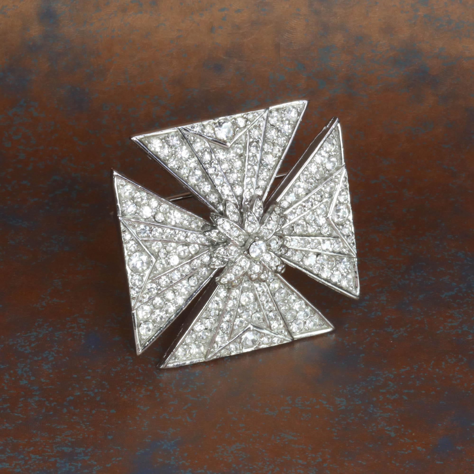 Broche Croix de Malte incrustée de cristaux Ciner Unisexe en vente