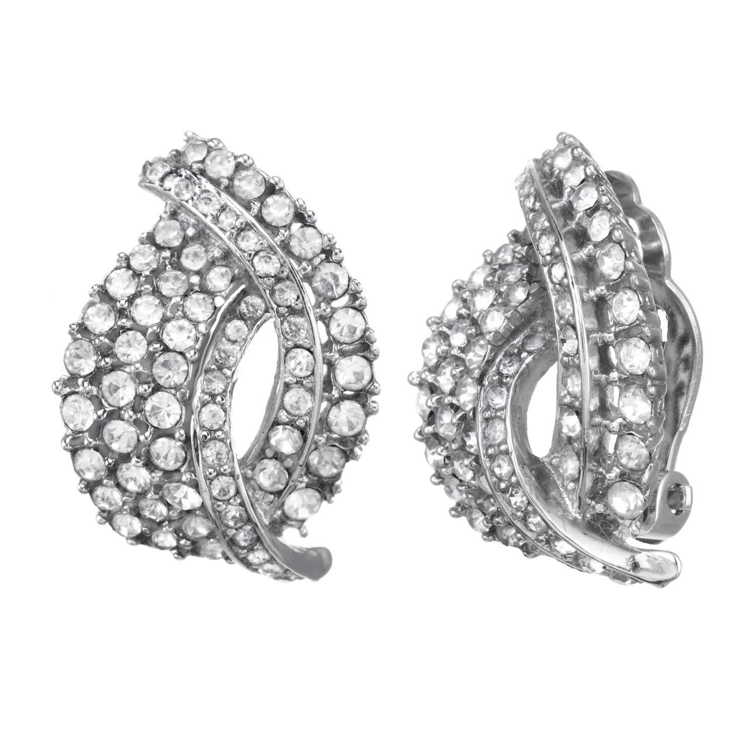 A vintage inspired piece, adorned with illuminating crystal rhinestones accents, these earrings are the perfect accessory to bring you from day to night! 

Materials
Pewter
Genuine Rhodium Plating
Clip Backing 