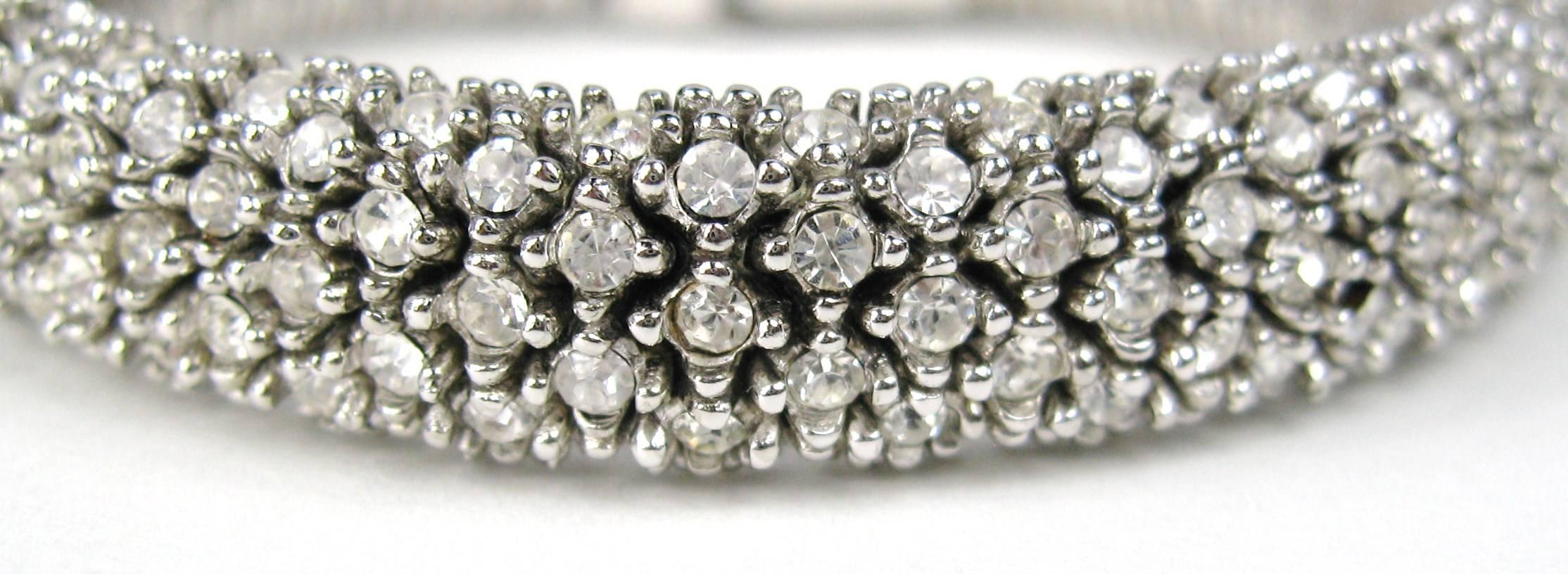 Ciner Métal doré blanc incrusté de cristaux Swarovski Mesure 0,42 pouce / 0,11 mm  large. Il mesure 7,25 pouces d'un bout à l'autre et convient à un poignet de 6,5 à 6-3/4 pouces. Le collier et les boucles d'oreilles assortis sont également listés