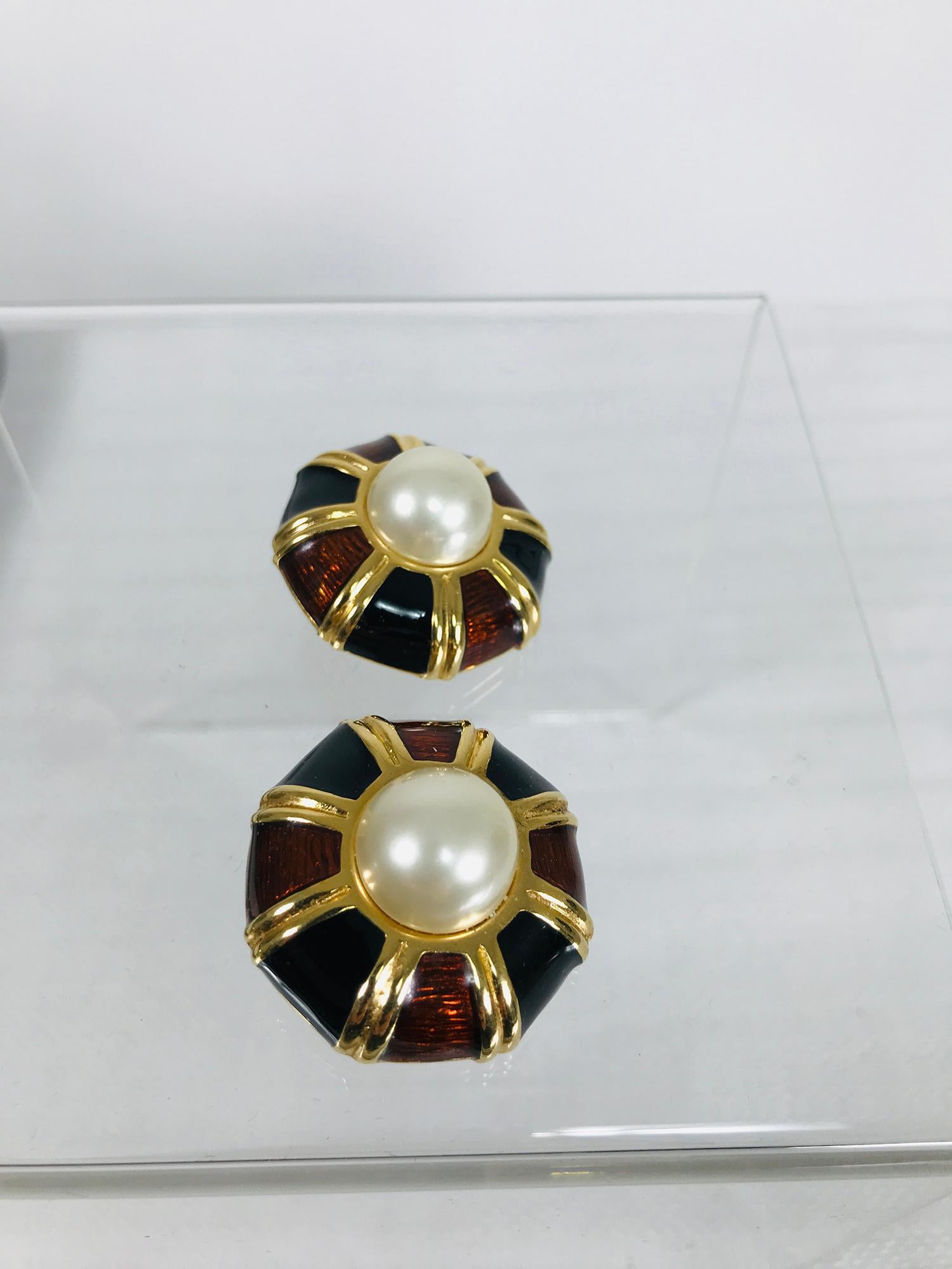 Ciner faux enamel, gold and pearl clip back earrings from the 1990s. Large and eye catching in amber and black enamel. Clip backs. In very good condition.
1 1/2