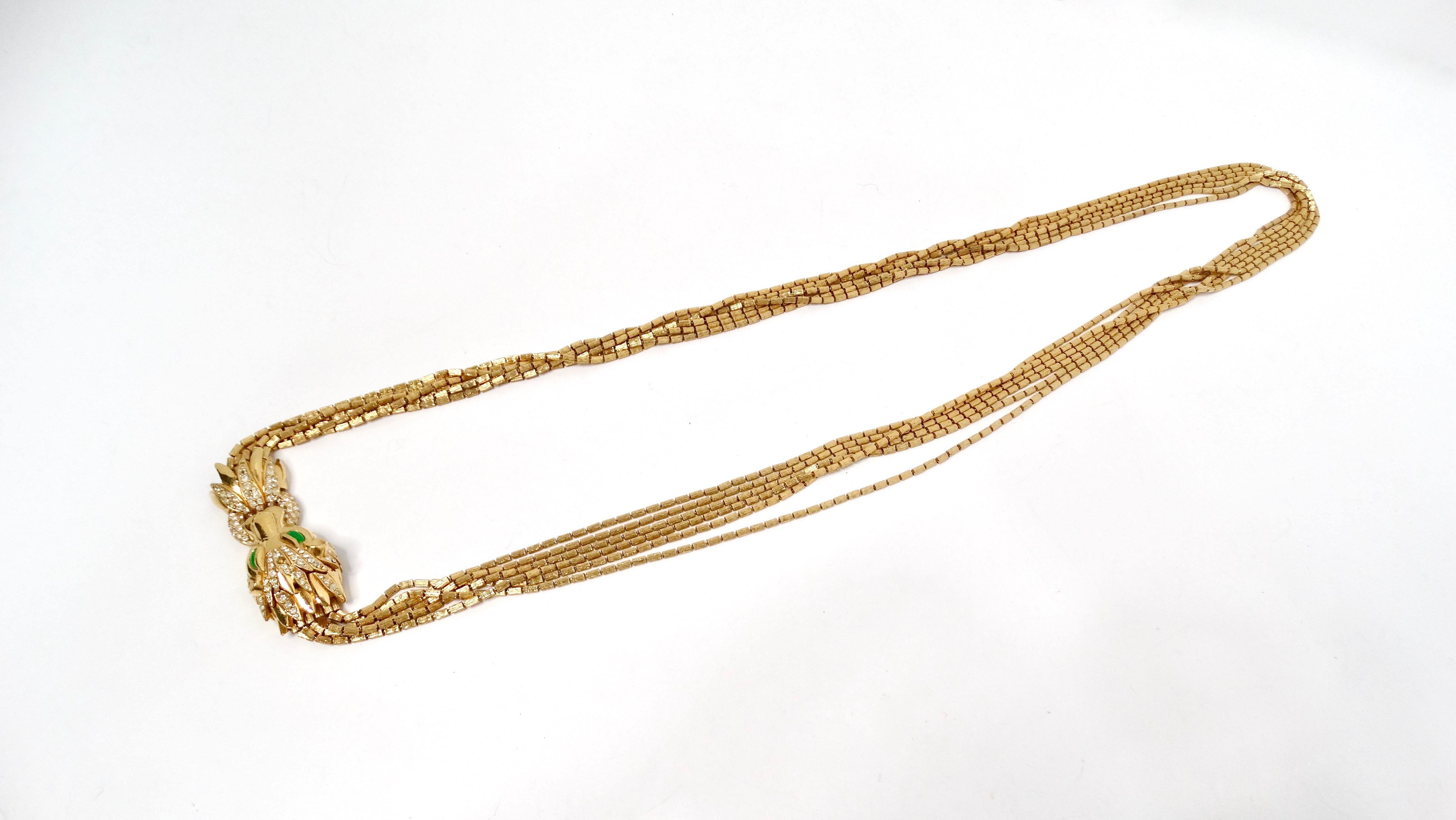 Ti presentiamo la collana di perline a 6 fili placcata oro di Ciner con motivo a testa di leone, un pezzo sorprendente che emana sicurezza e glamour. Realizzata con perline lunghe e strette interamente placcate in oro, questa collana cattura la luce