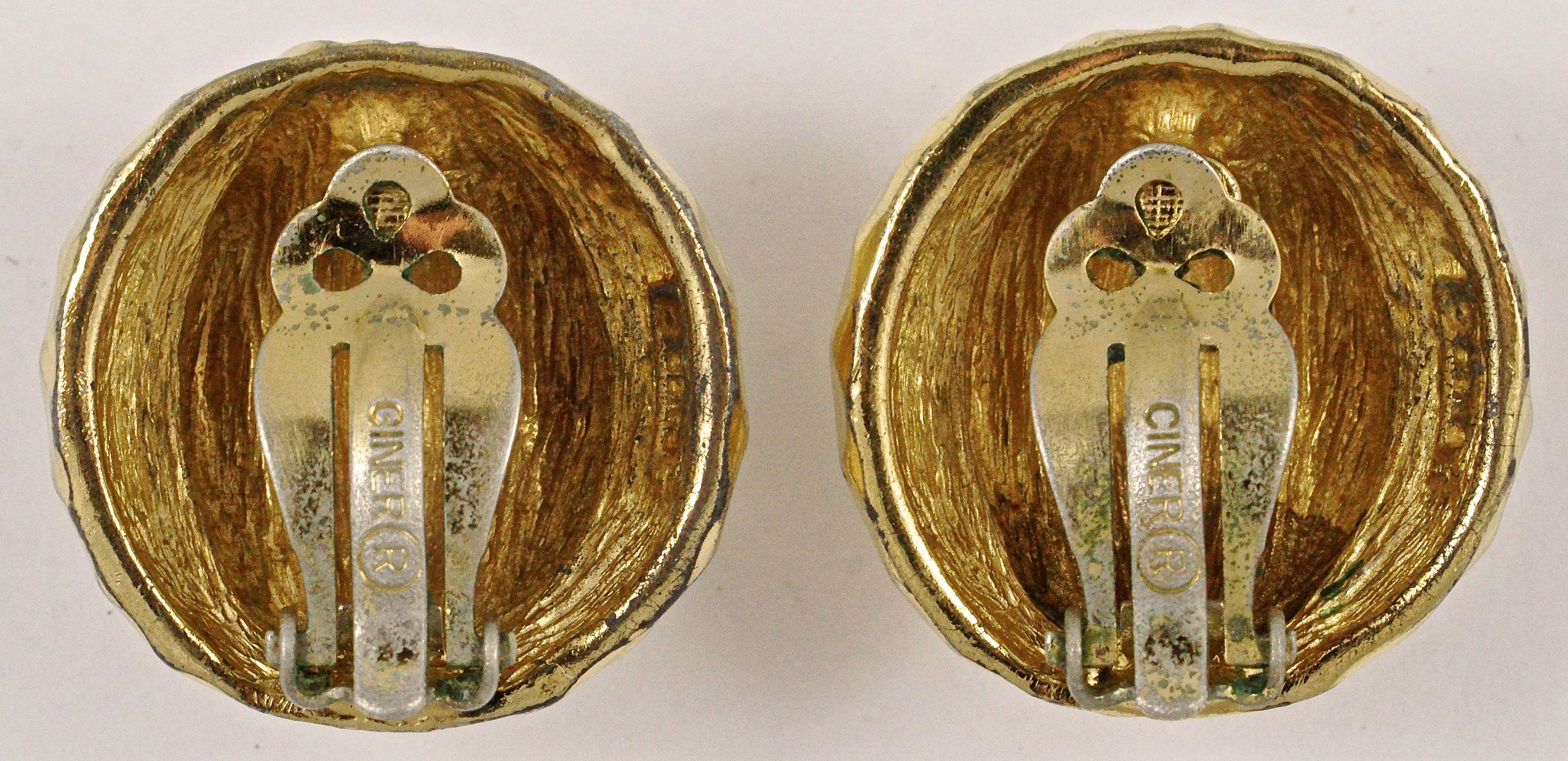 Boucles d'oreilles luxueuses en plaqué or de Ciner, avec un design strié et à motifs. Diamètre de mesure 2,4 cm / 0,95 pouce. L'avant des boucles d'oreilles est en très bon état, il y a une usure du placage d'or sur les clips et l'arrière des