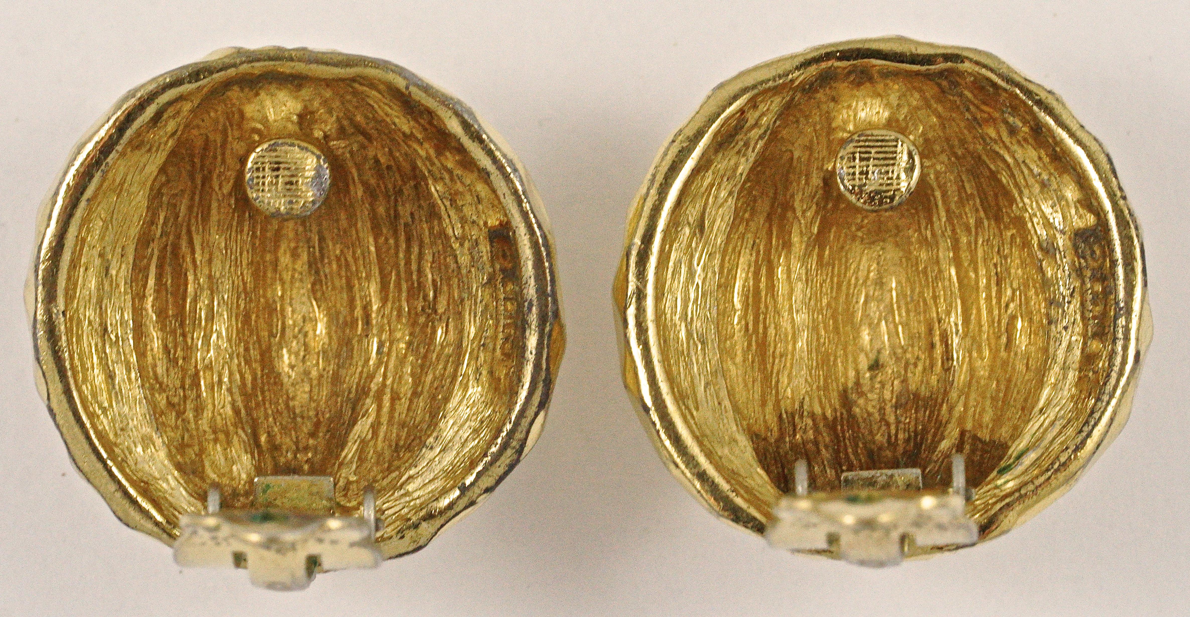 Clips d'oreilles Ciner en forme de dôme en plaqué or avec un design strié et à motifs Bon état - En vente à London, GB