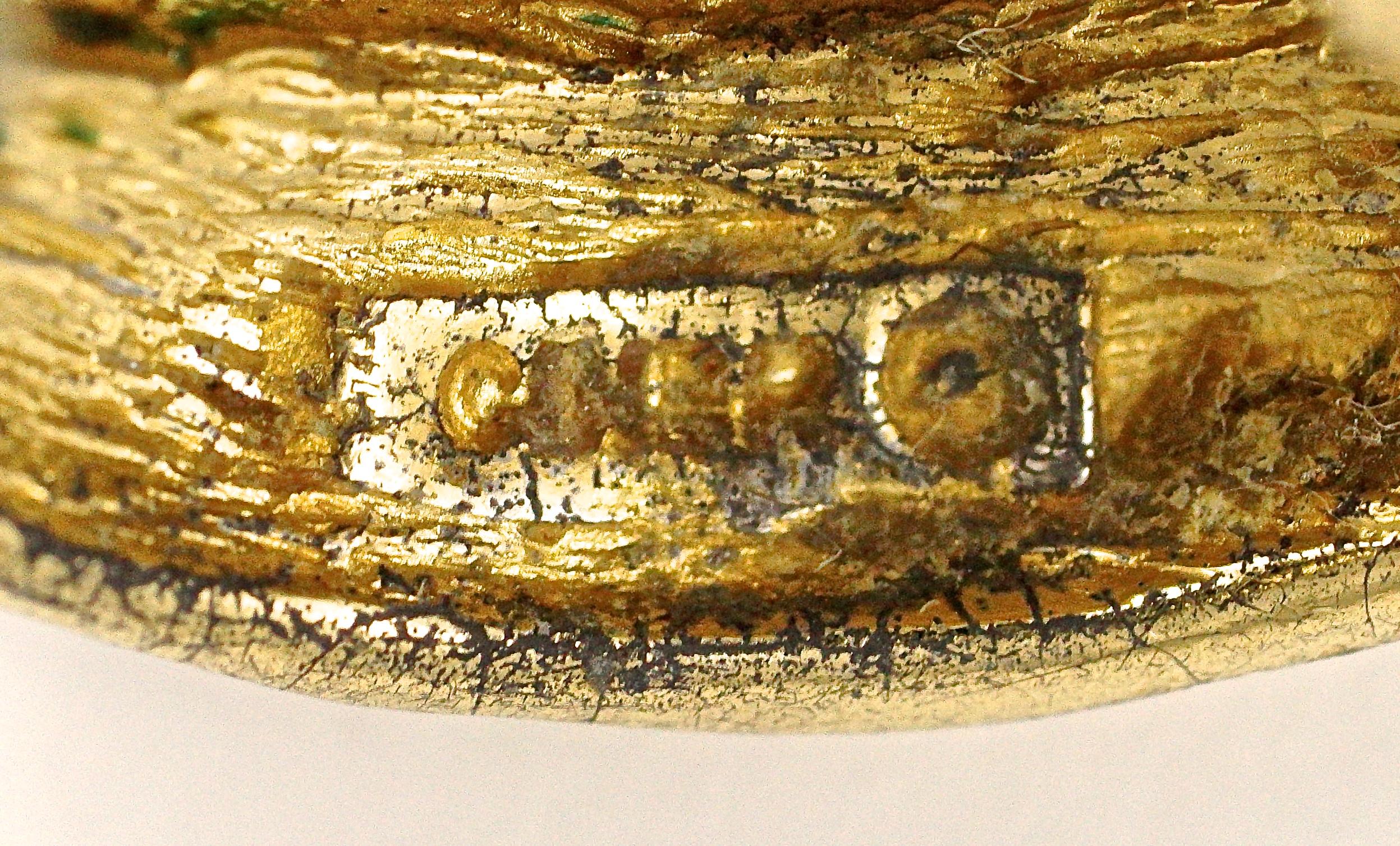 Clips d'oreilles Ciner en forme de dôme en plaqué or avec un design strié et à motifs Unisexe en vente