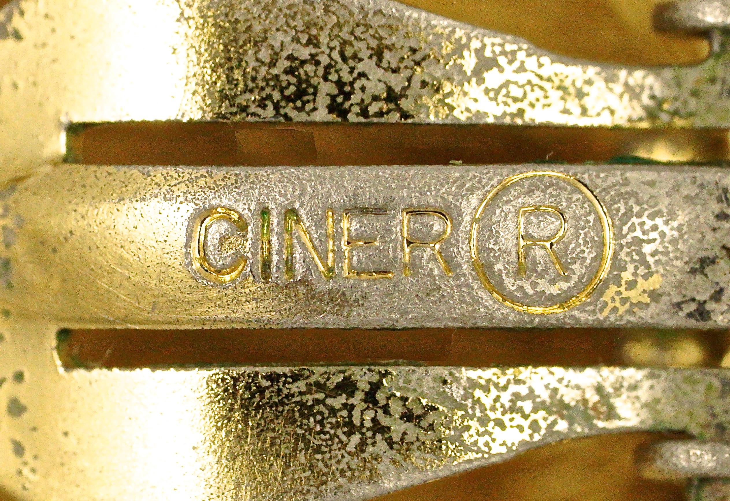 Clips d'oreilles Ciner en forme de dôme en plaqué or avec un design strié et à motifs en vente 1