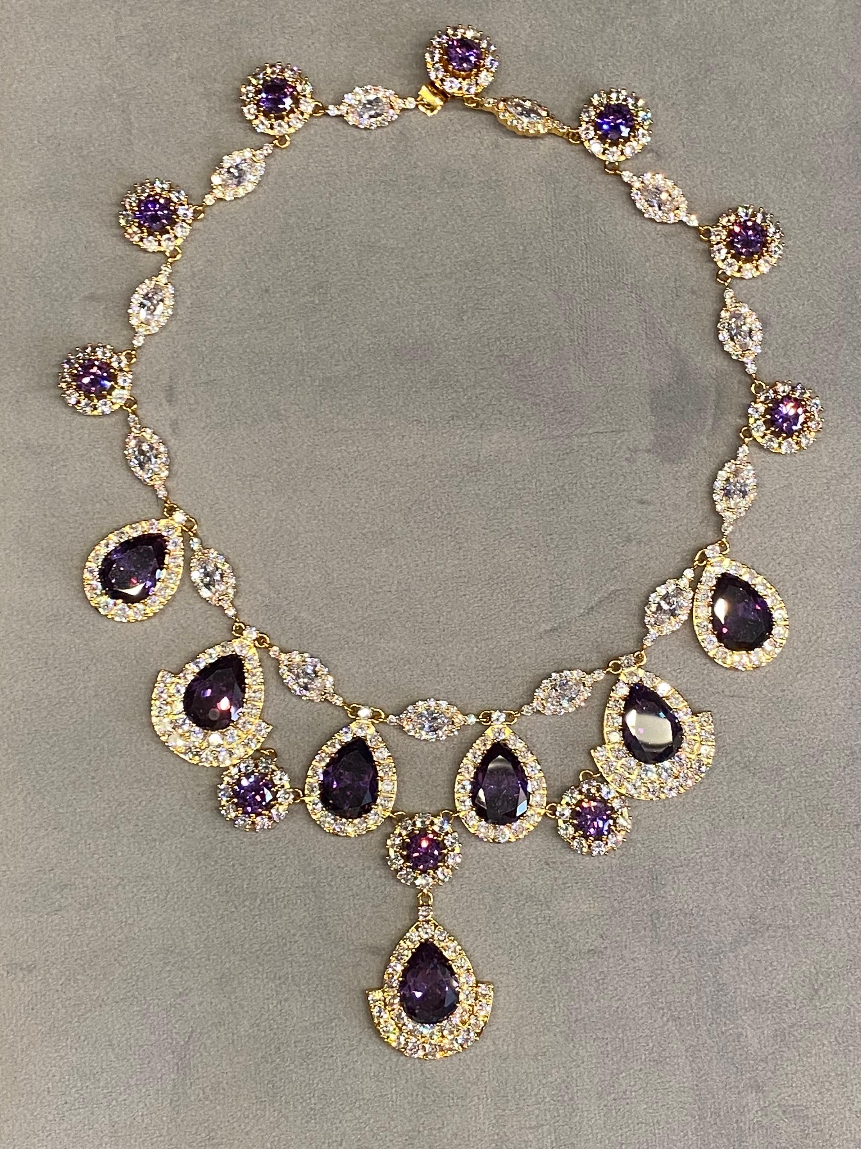 Un ensemble glamour de l'emblématique bijoutier fantaisie américain Ciner of New York, datant des années 1980. Ce collier éblouissant et les boucles d'oreilles assorties sont ornés de strass violets en forme de poire, encadrés de strass clairs