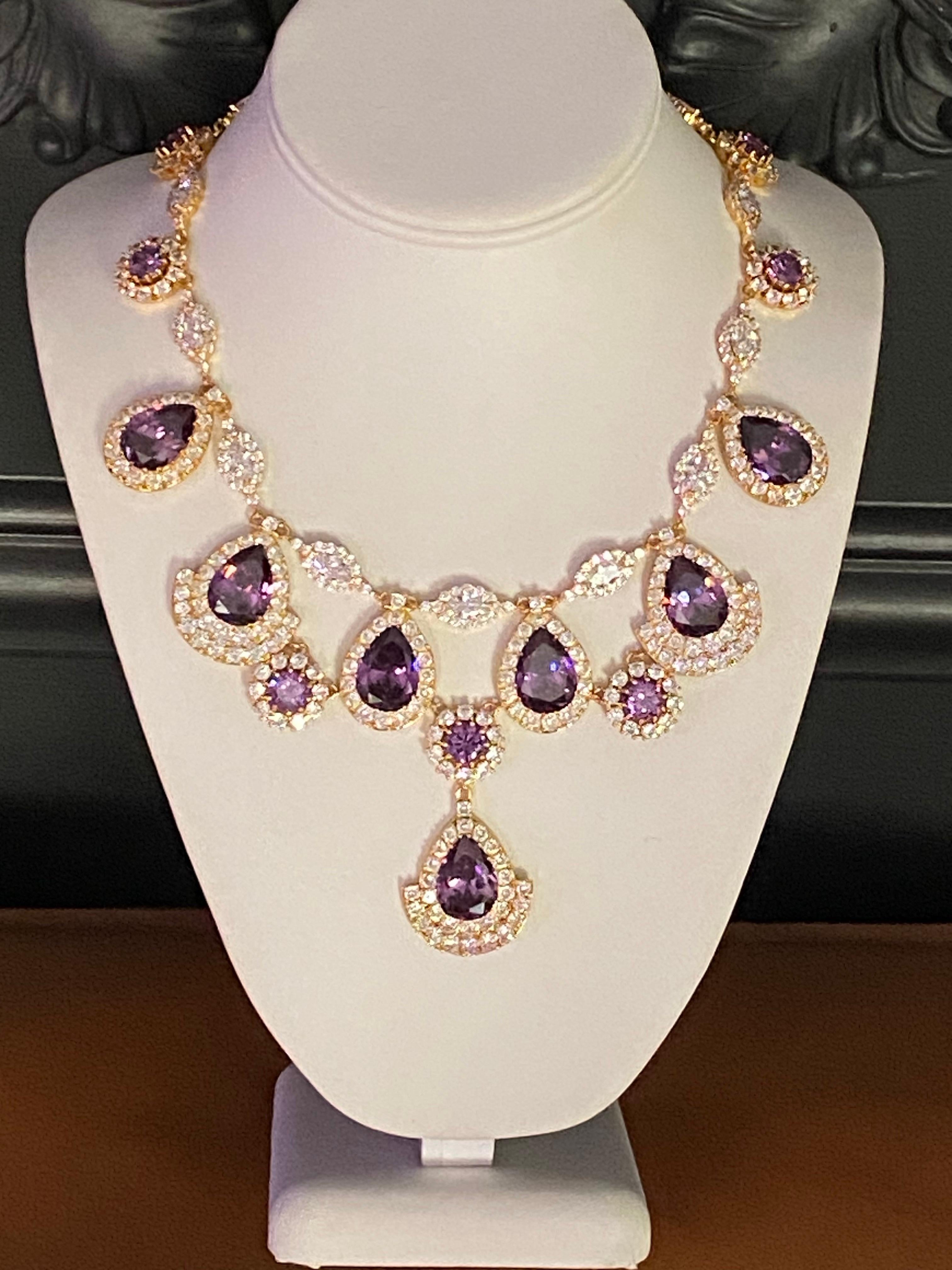 Taille poire Collier et boucles d'oreilles Ciner en or, poire mauve et cristal, années 1980 en vente