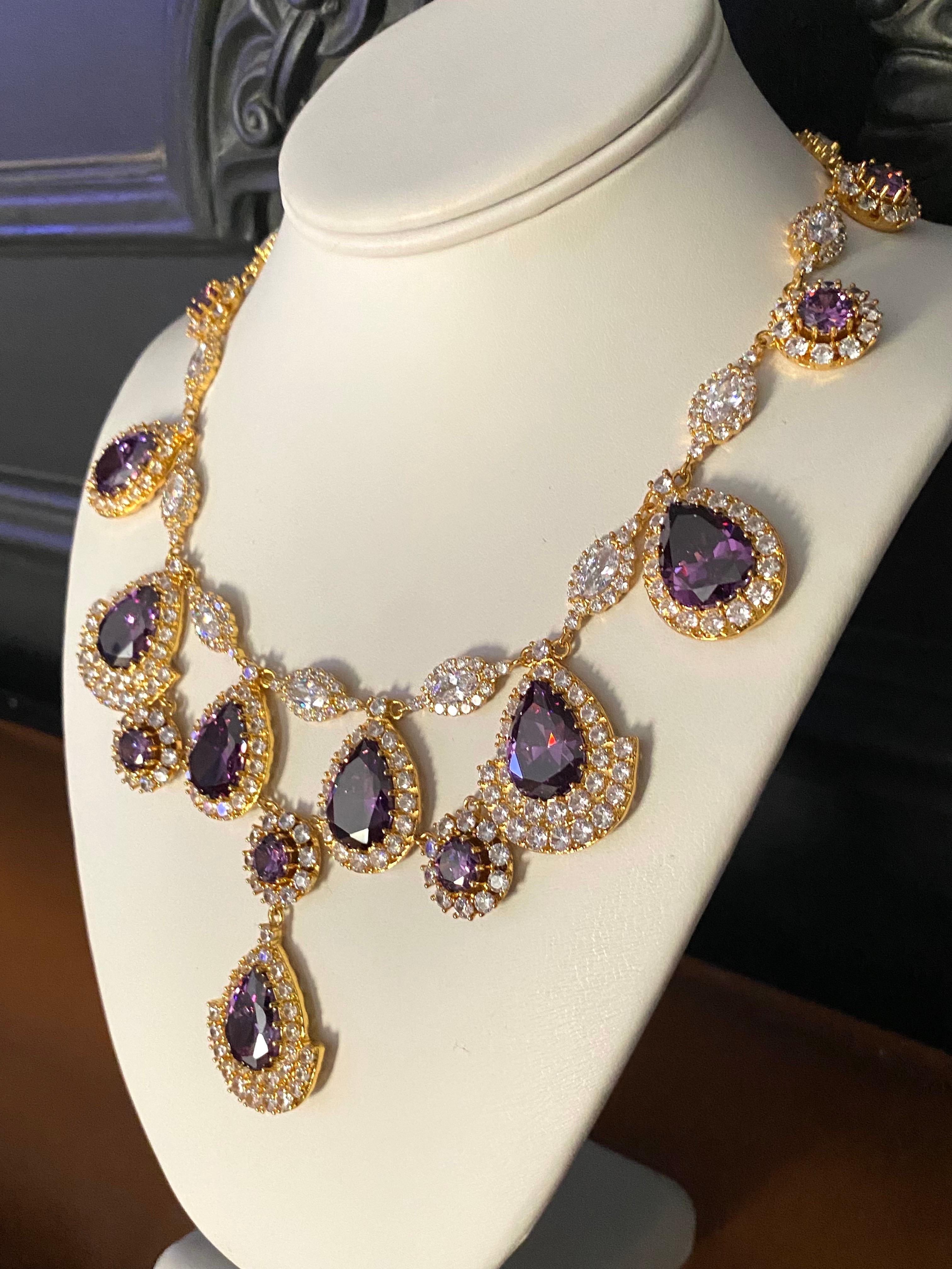 Collier et boucles d'oreilles Ciner en or, poire mauve et cristal, années 1980 Excellent état - En vente à New York, NY