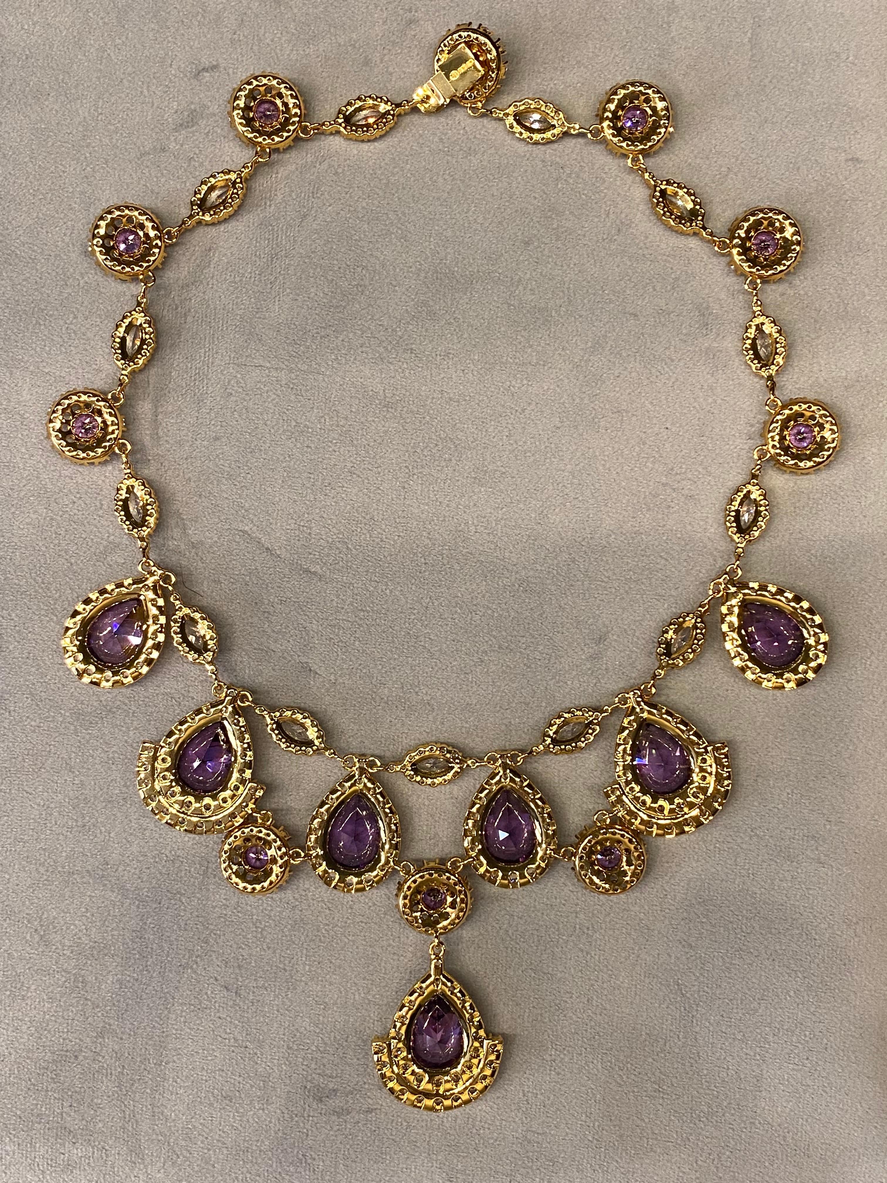 Collier et boucles d'oreilles Ciner en or, poire mauve et cristal, années 1980 en vente 1