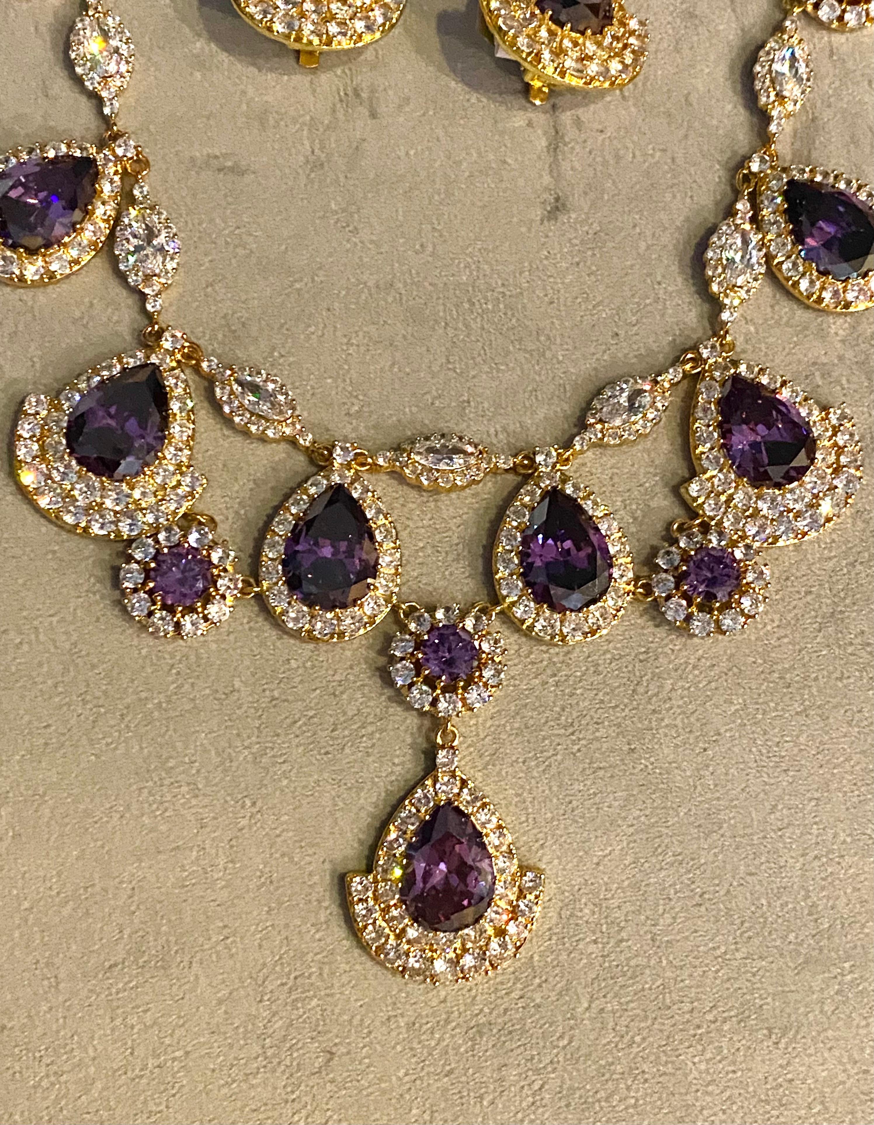 Collier et boucles d'oreilles Ciner en or, poire mauve et cristal, années 1980 en vente 2