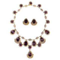 Collana e orecchini Ciner in oro, pera viola e strass di cristallo, anni '80