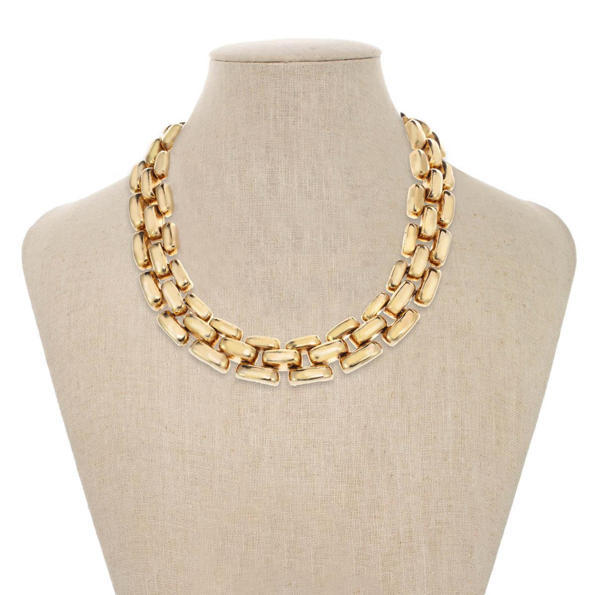 Kühn und schön! Diese wunderschöne goldene Halskette mit pummeligen Gliedern ist ein typischer CINER-Look und das perfekte Accessoire für den Übergang von der Arbeit zur Freizeit!

Wenn Sie diese mit einer Rhodiumplatte bestellen möchten, senden Sie