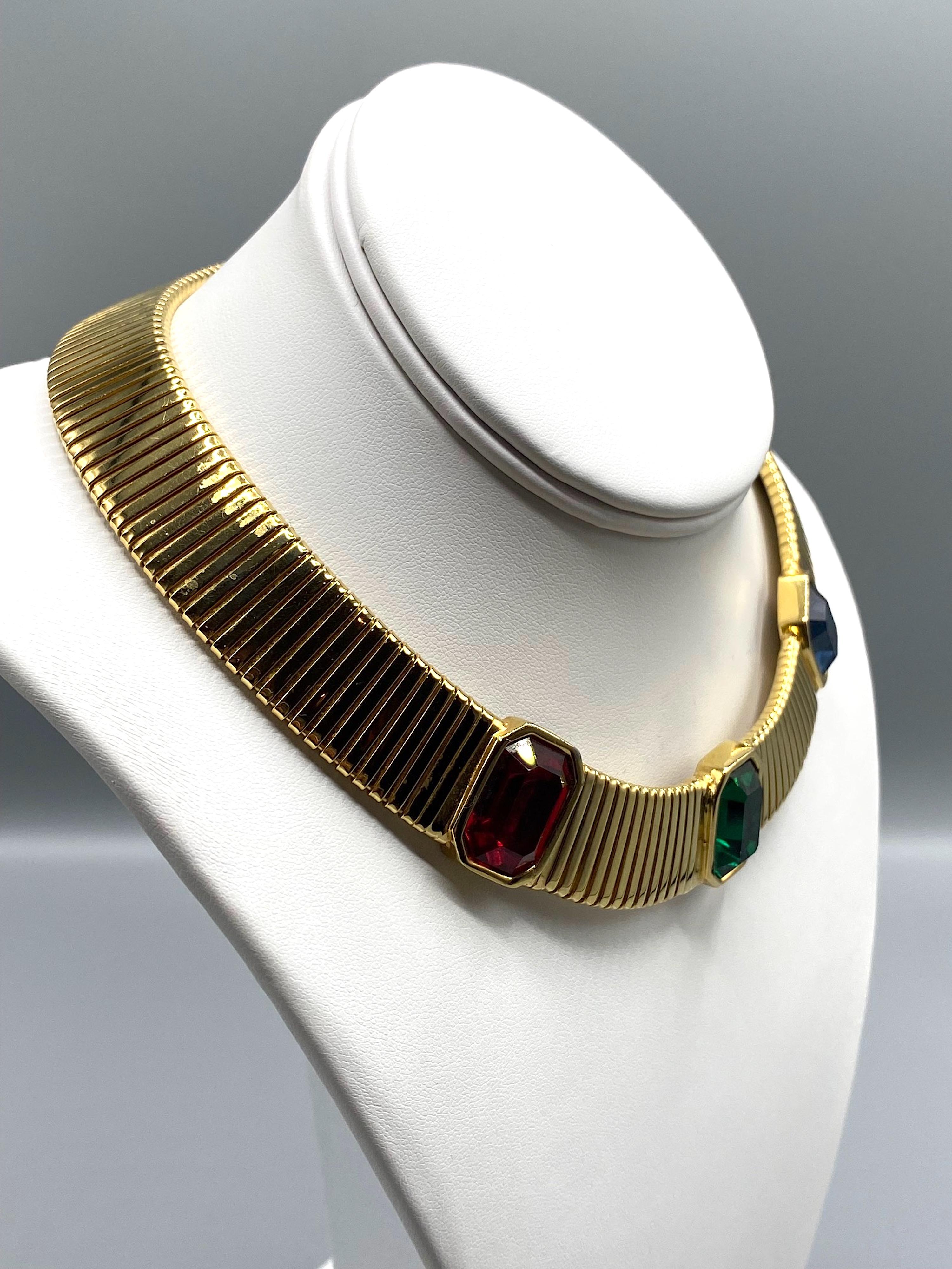 De las mujeres Collar Omega Ancho de Oro con 3 Piedras Ciner of New York  en venta