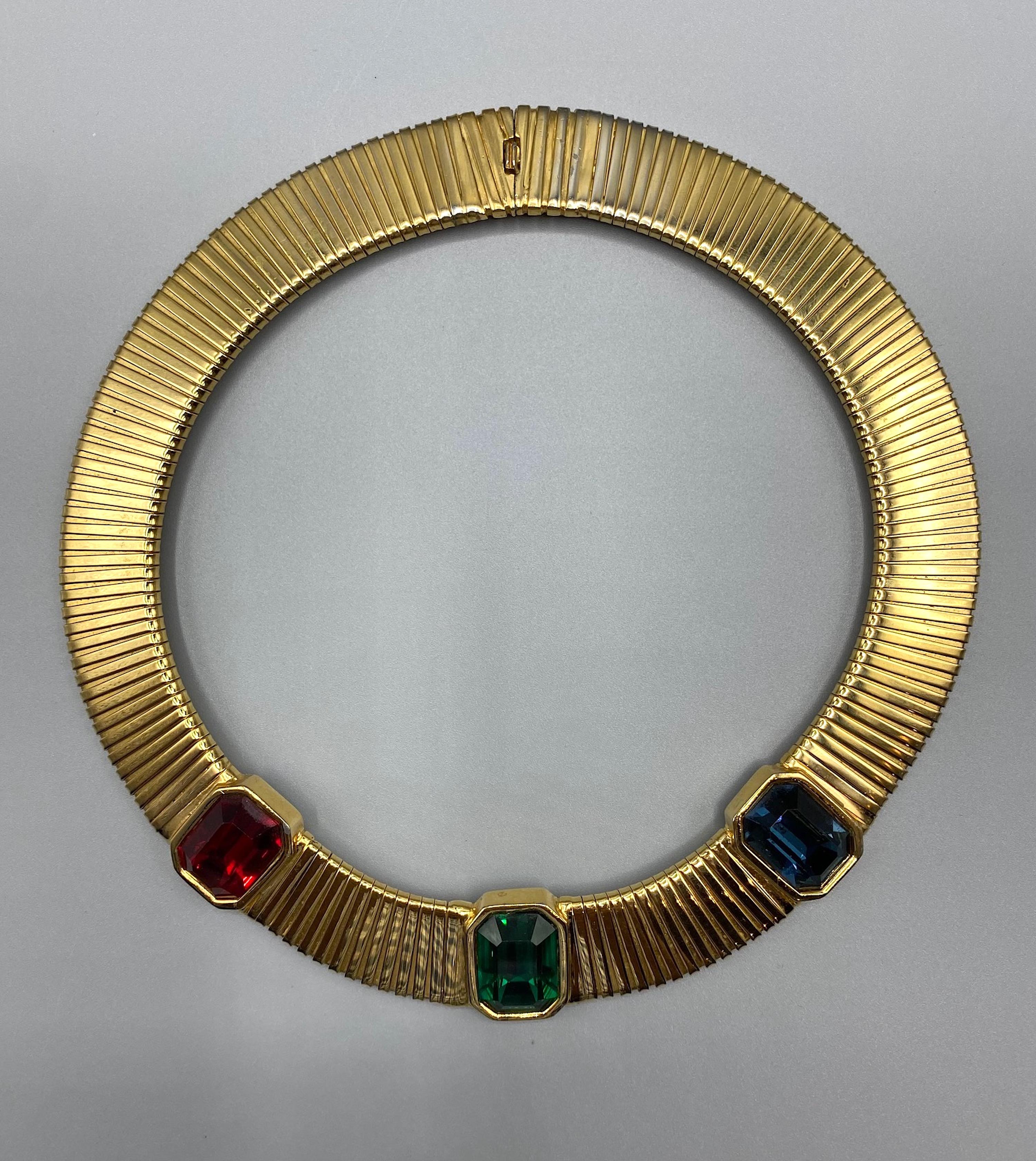 Collar Omega Ancho de Oro con 3 Piedras Ciner of New York  en venta 1
